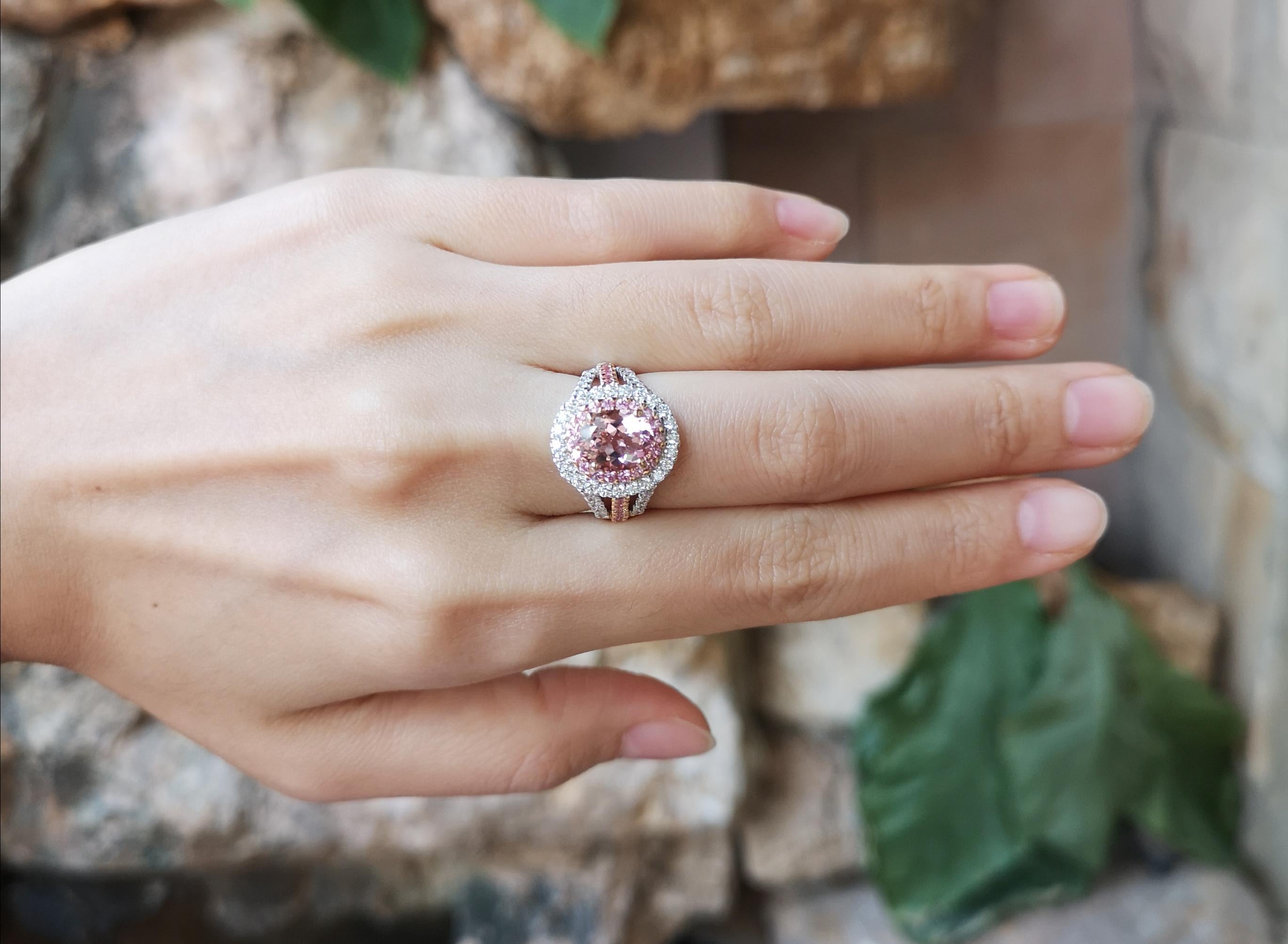 Taille ovale Bague en or blanc et rose 18 carats avec morganite, saphir rose et diamants en vente