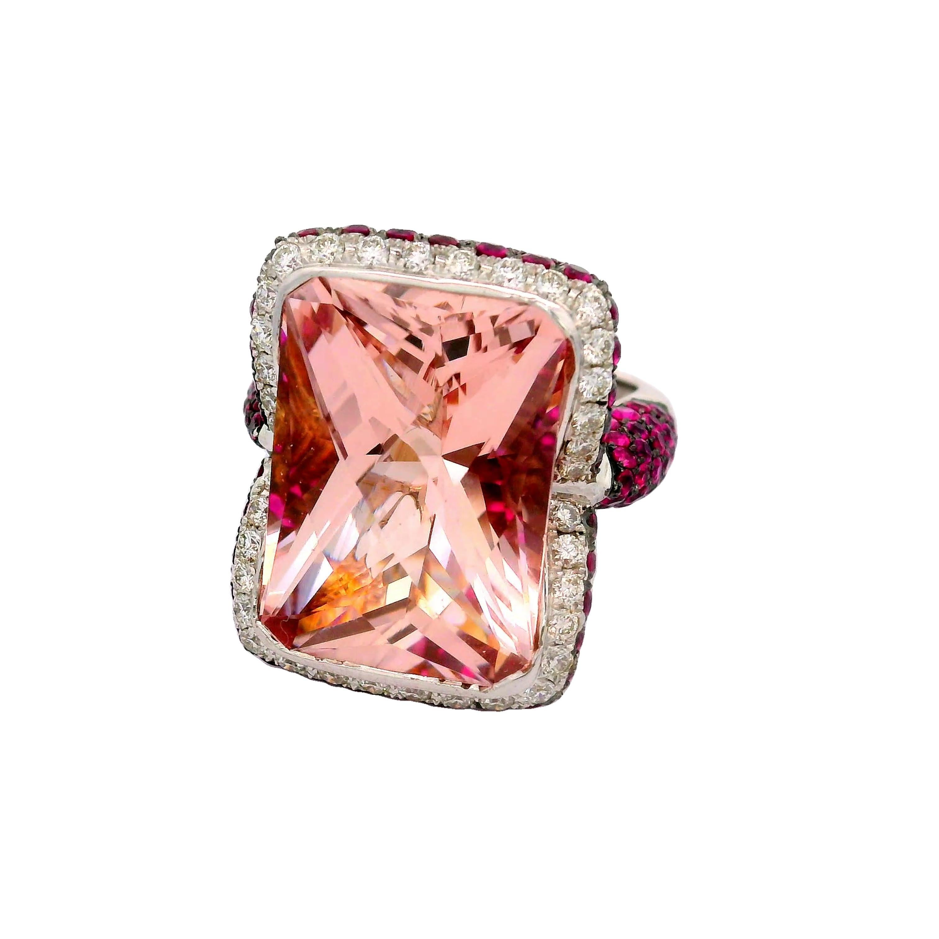 Contemporaneo Anello da cocktail con rubino e diamante in oro bianco 18 ct. in vendita