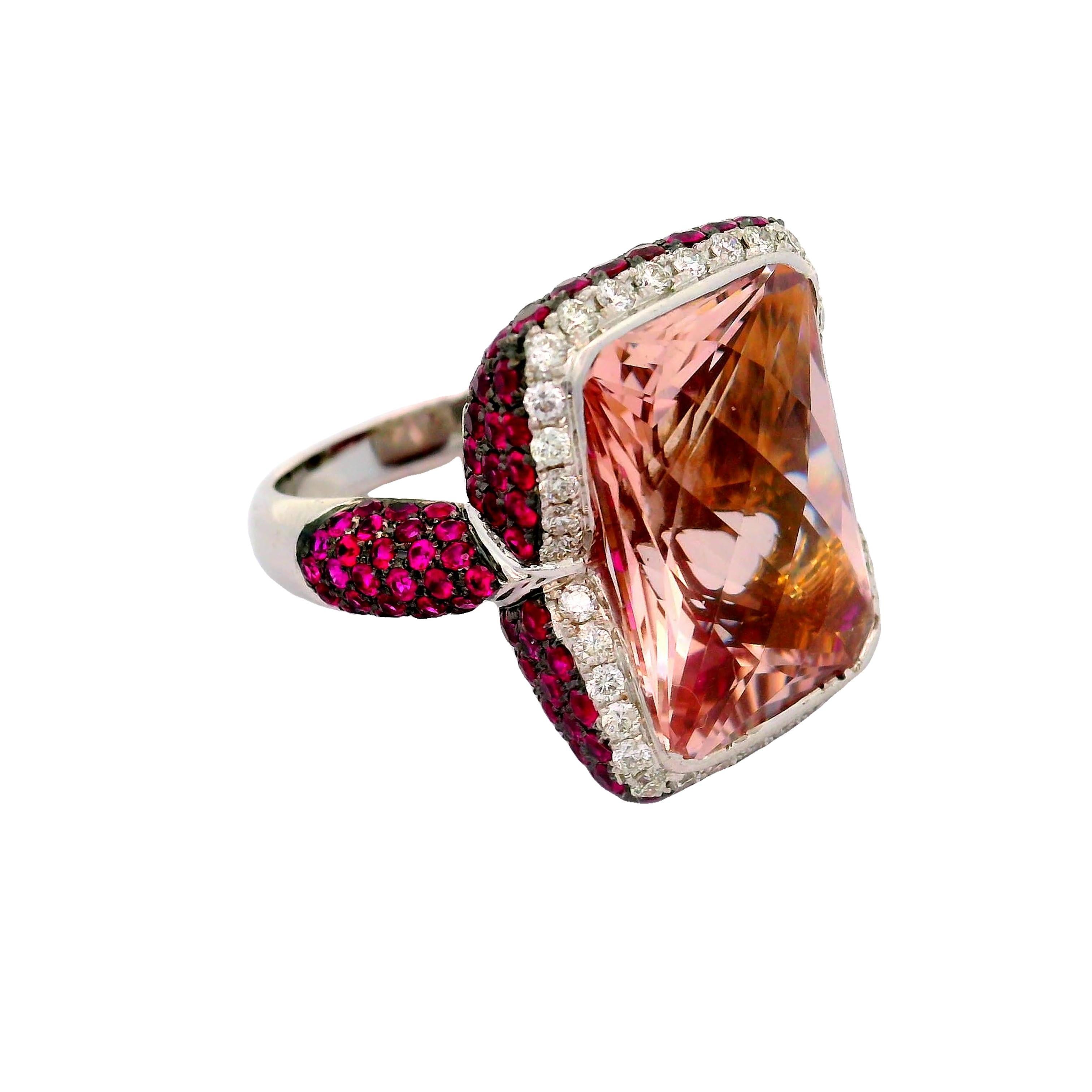 Taglio cuscino Anello da cocktail con rubino e diamante in oro bianco 18 ct. in vendita