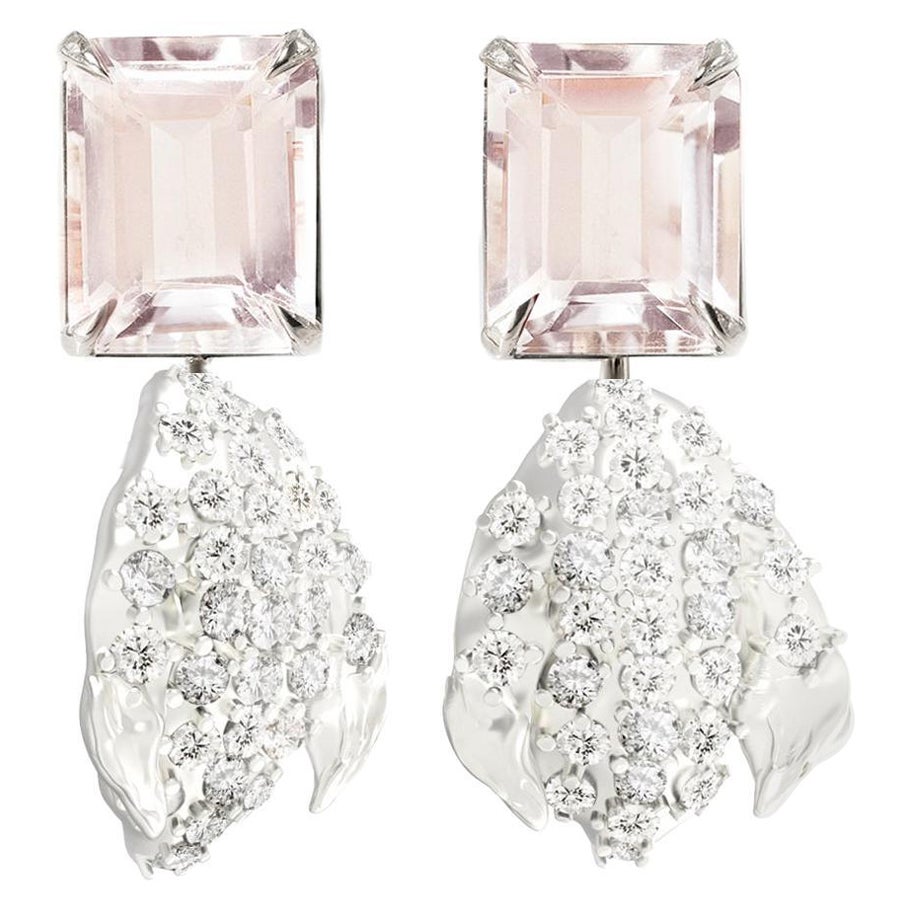 Orecchini pendenti contemporanei in oro bianco con morganite e diamanti