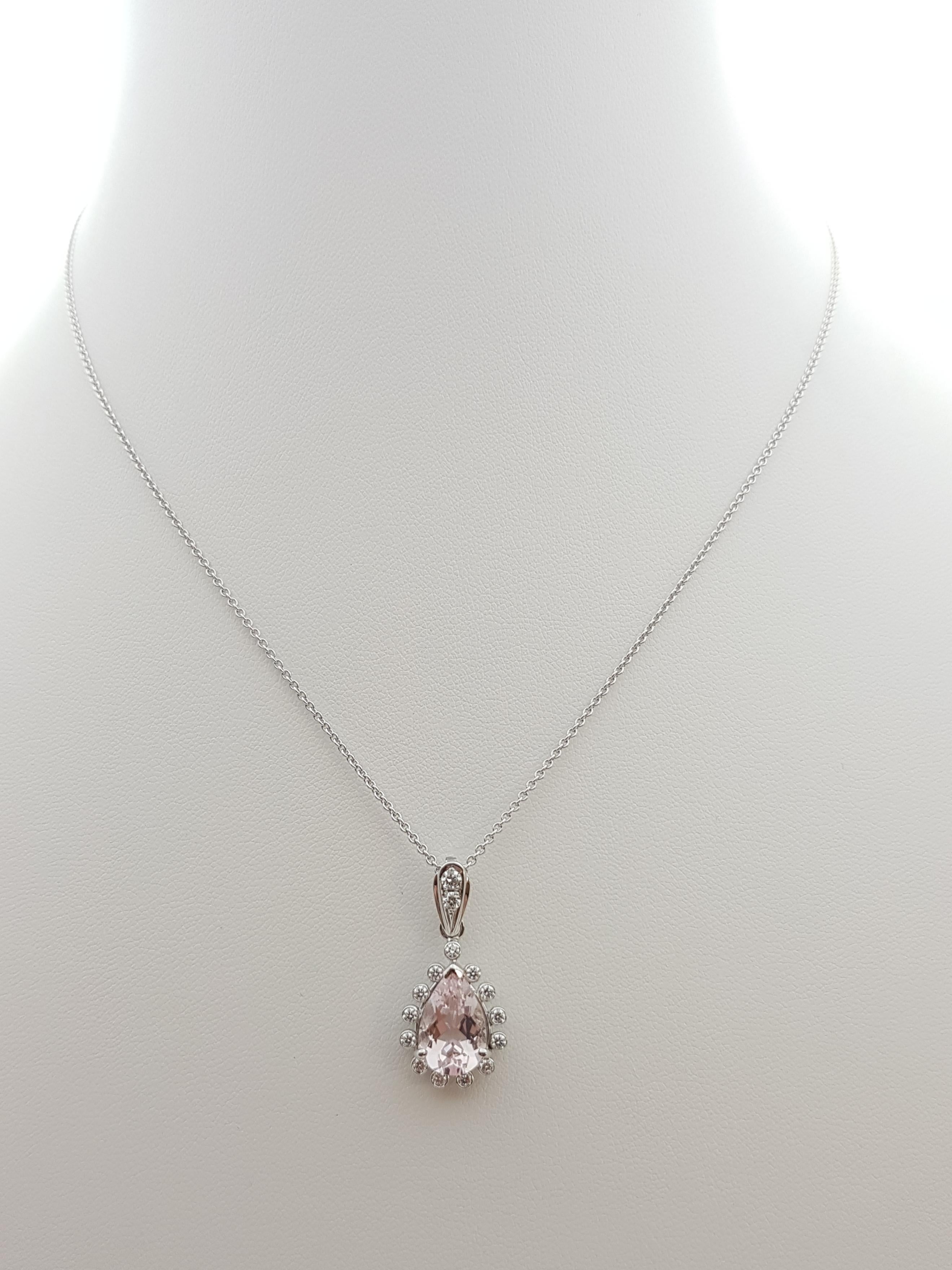 Morganite da 2,62 carati e diamante da 0,35 carati - Ciondolo in oro bianco da 18 carati
(catena non inclusa)

Larghezza: 1.3 cm 
Lunghezza: 2,7  cm
Peso totale: 3,68 grammi

