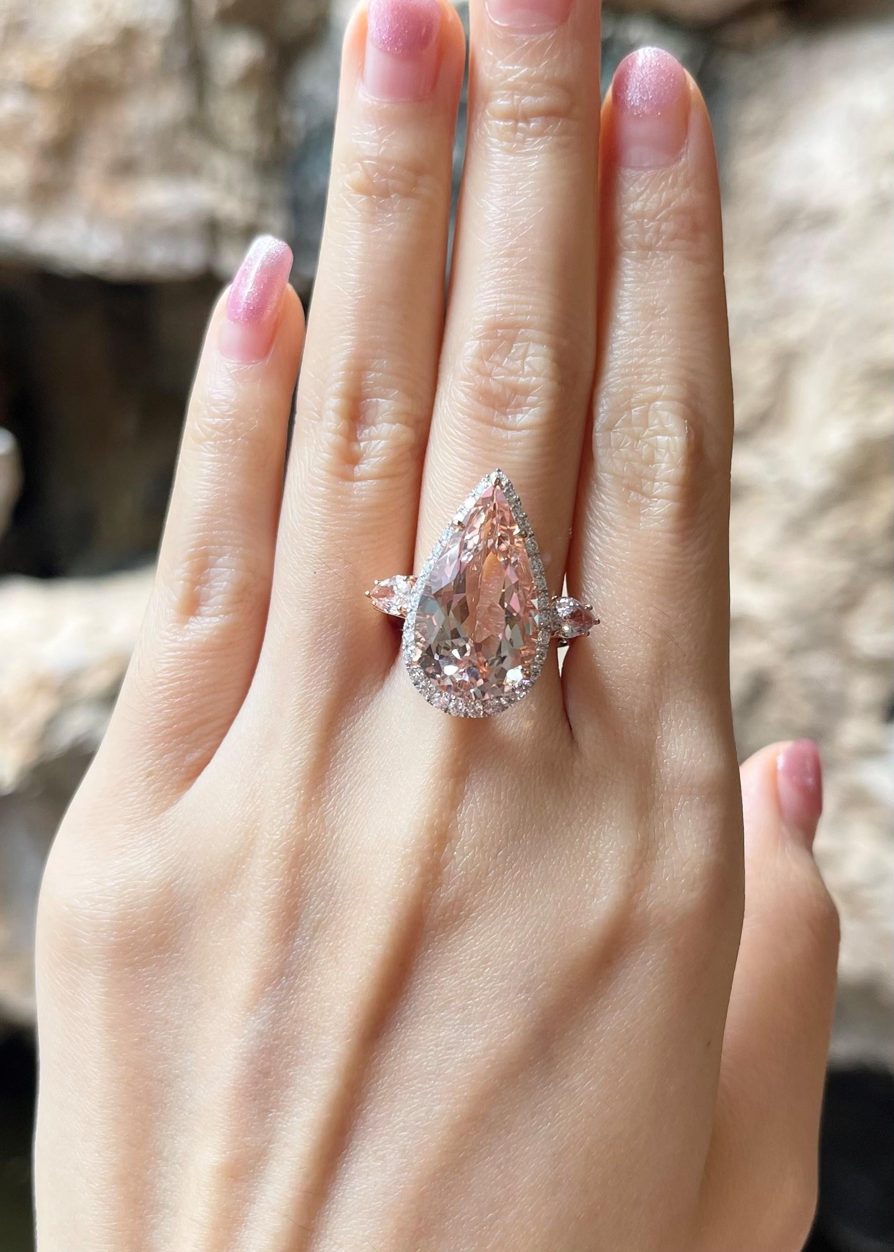 Morganite with Diamond Ring set in 18K Rose Gold Settings In New Condition For Sale In Bangkok, TH