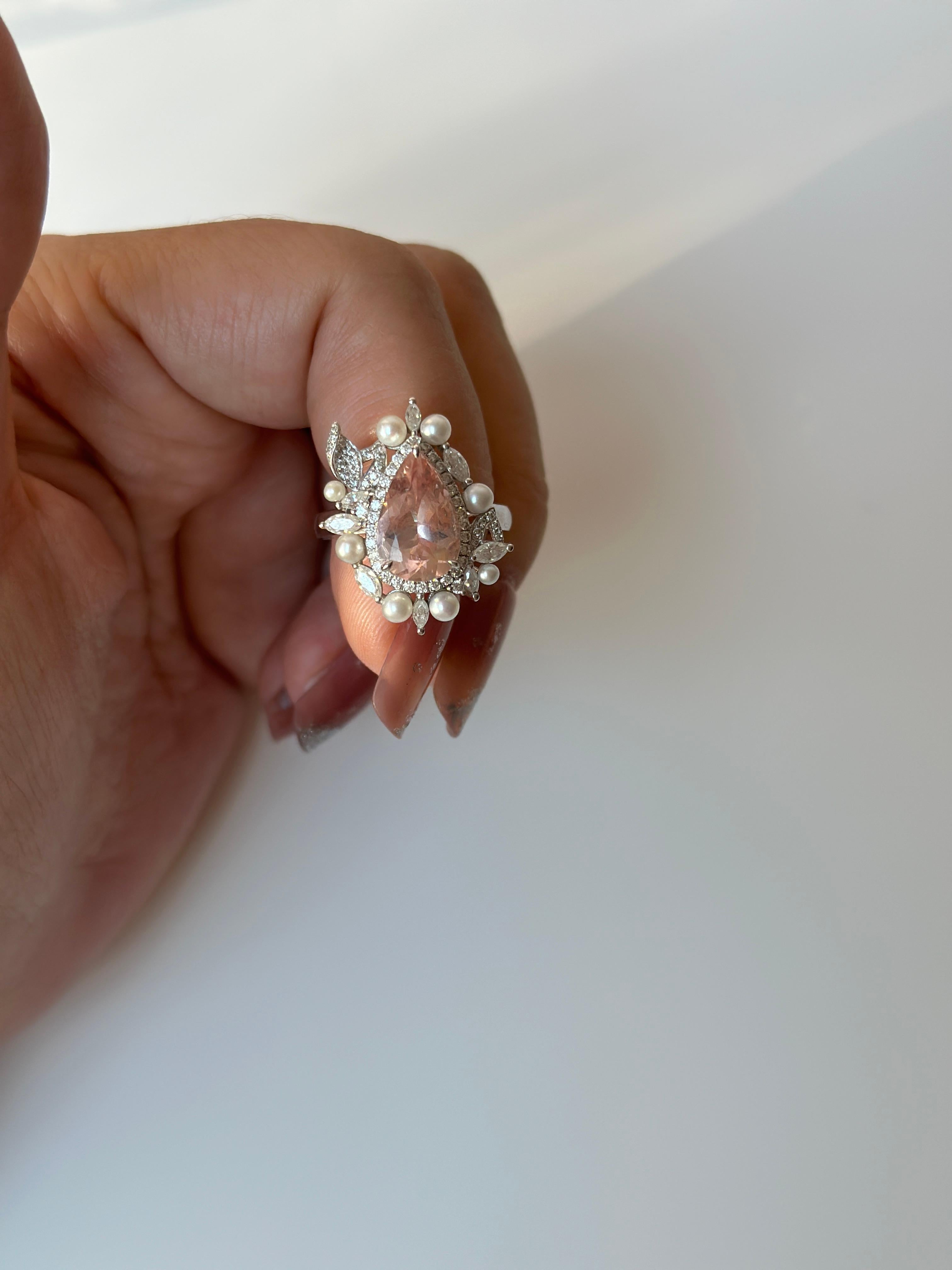 Ein Ring aus 9-karätigem Gold, besetzt mit einem Morganit und einer Perle, ist ein wunderschönes Schmuckstück. Die Hinzufügung eines Moissanit-Akzentsteins kann die Gesamtattraktivität erhöhen. Moissanit ist ein im Labor hergestellter