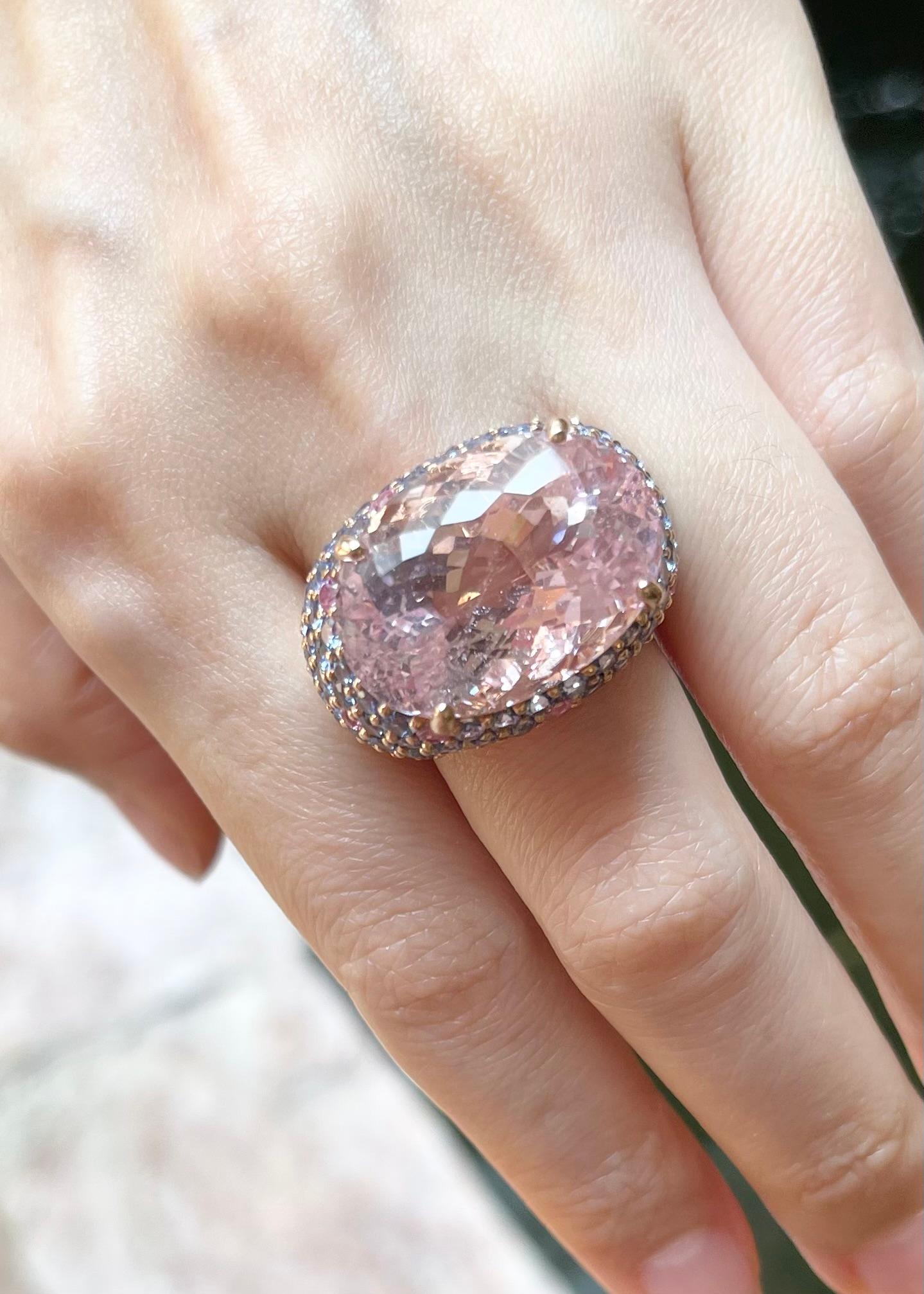 Morganite with Pink Sapphire and Blue Sapphire Ring set in 18K Rose Gold Setting In New Condition For Sale In Bangkok, TH