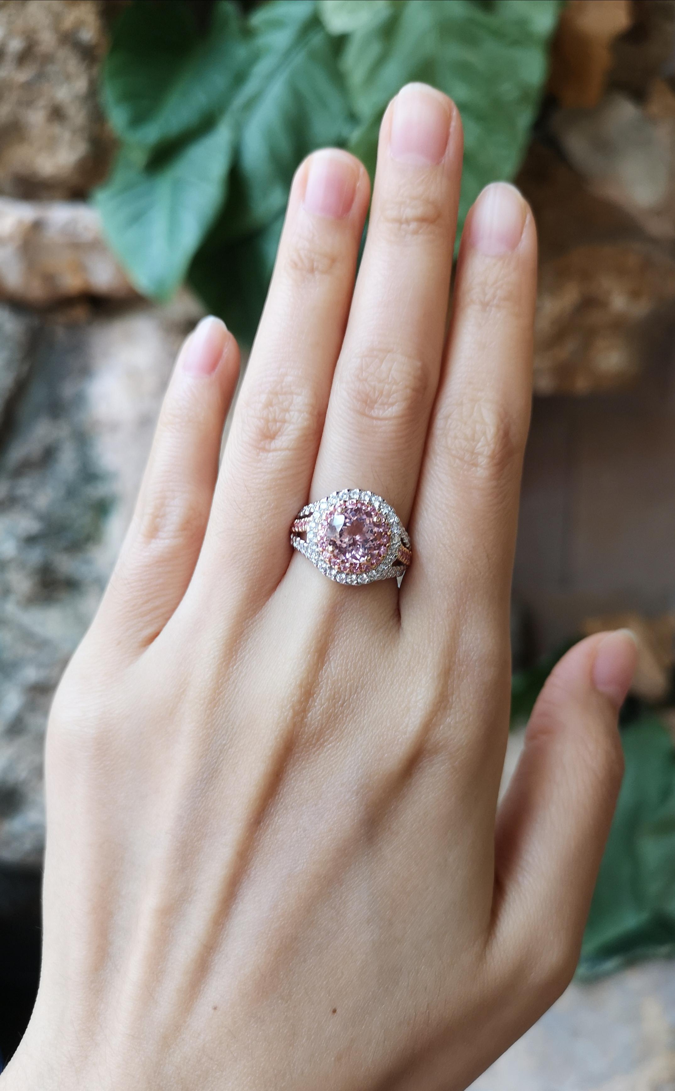 Morganite 1,83 carats avec saphir rose 0,50 carat et diamant 0,52 carat bague en or blanc 18 carats

Largeur :  0.8 cm 
Longueur : 0.8 cm
Taille de l'anneau : 51
Poids total : 6,86 grammes

