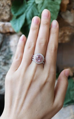 Anello con morganite, zaffiro rosa e diamante con montatura in oro bianco 18 carati