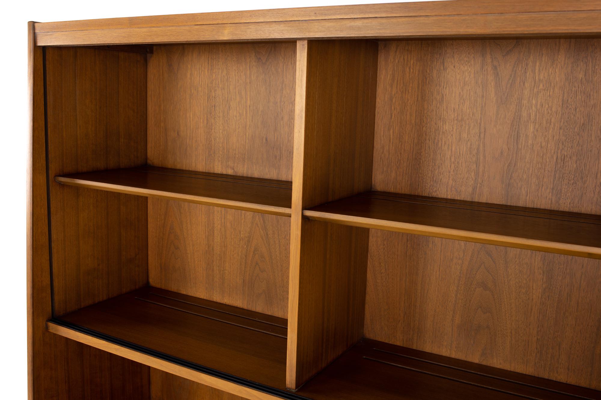 Morganton Mid Century Walnut China Cabinet In Good Condition In Countryside, IL