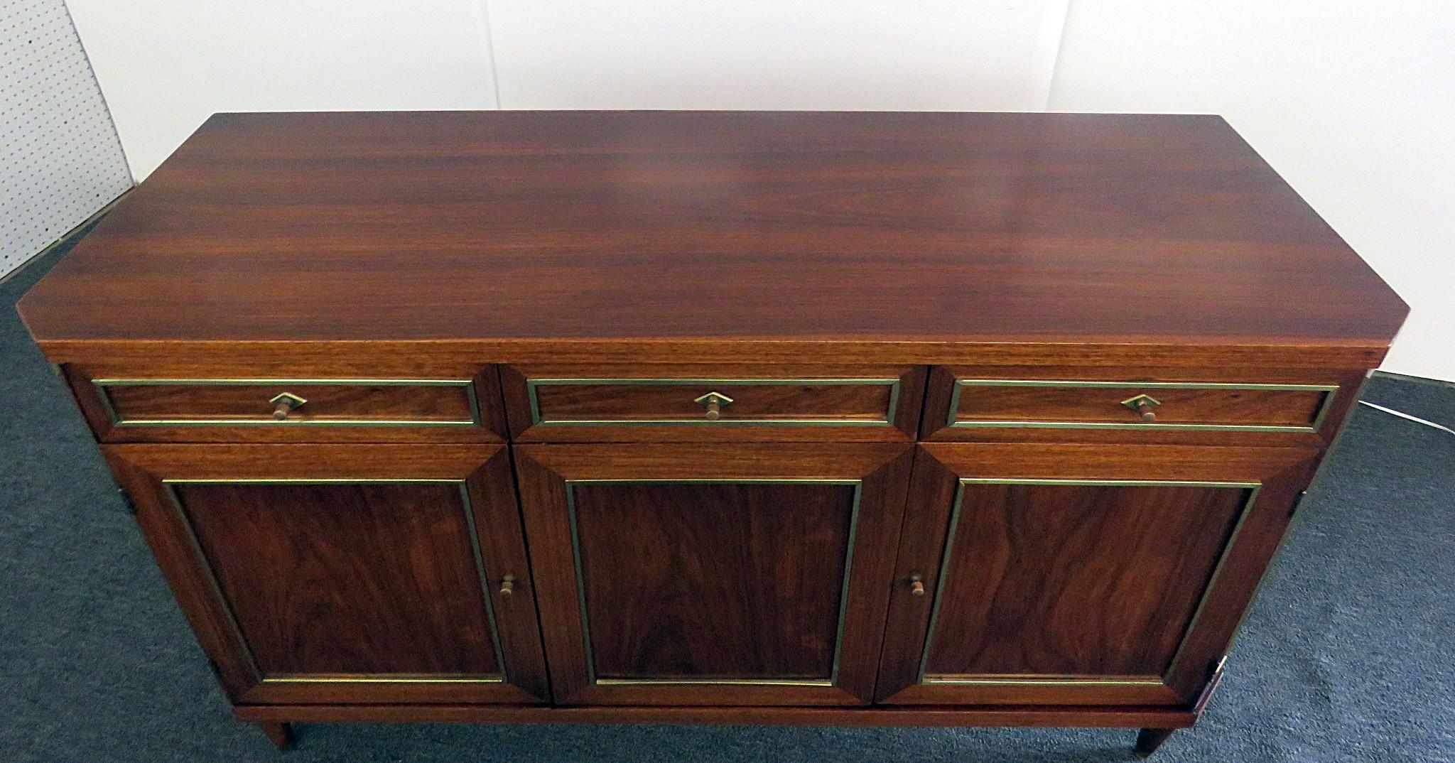 Morganton Regency style server with 3 drawers over 2 doors with brass sabots.