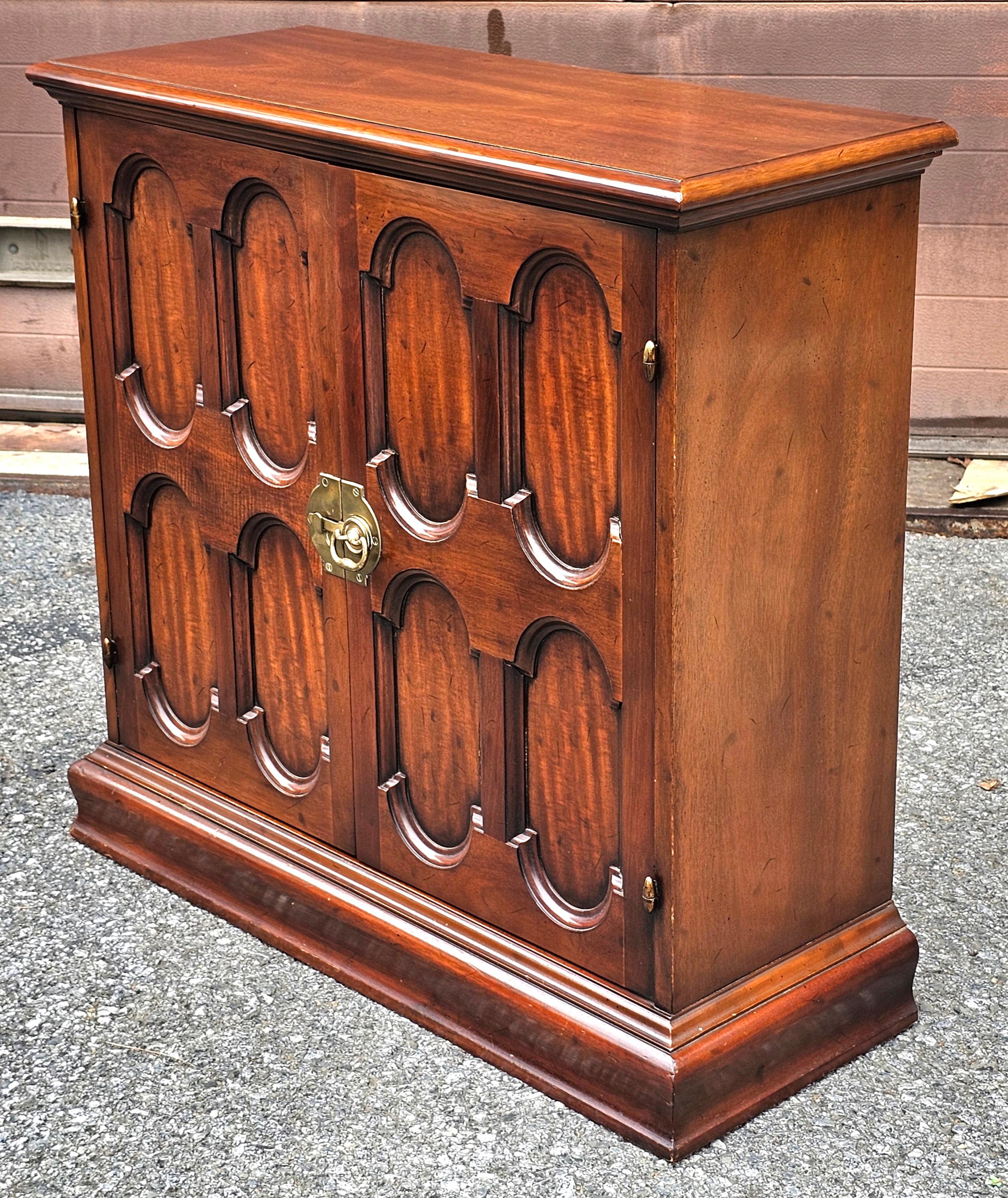 Armario Auxiliar de Caoba de la Colección Morganton Tidewater Manchado en venta