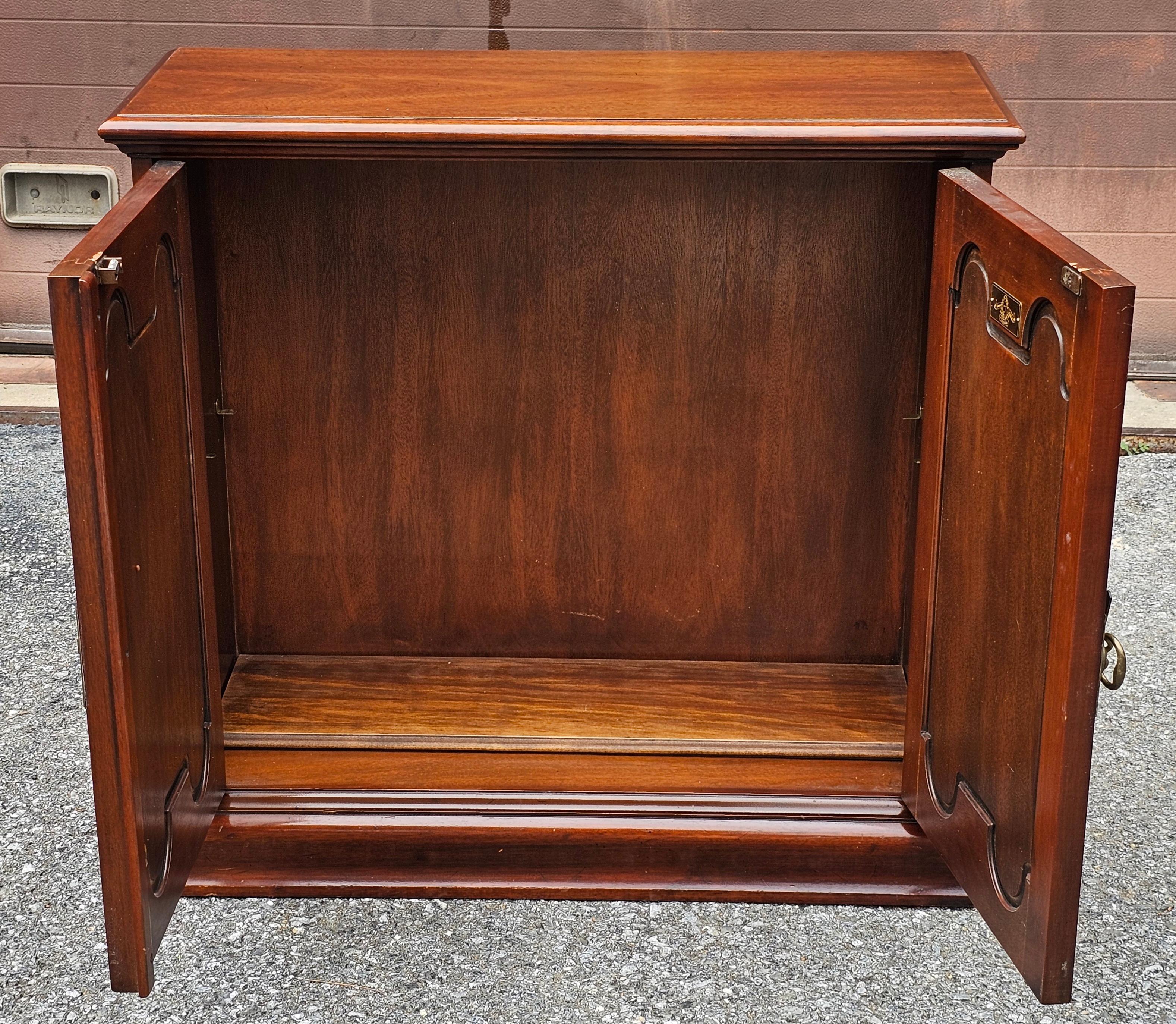 Armario Auxiliar de Caoba de la Colección Morganton Tidewater siglo XX en venta