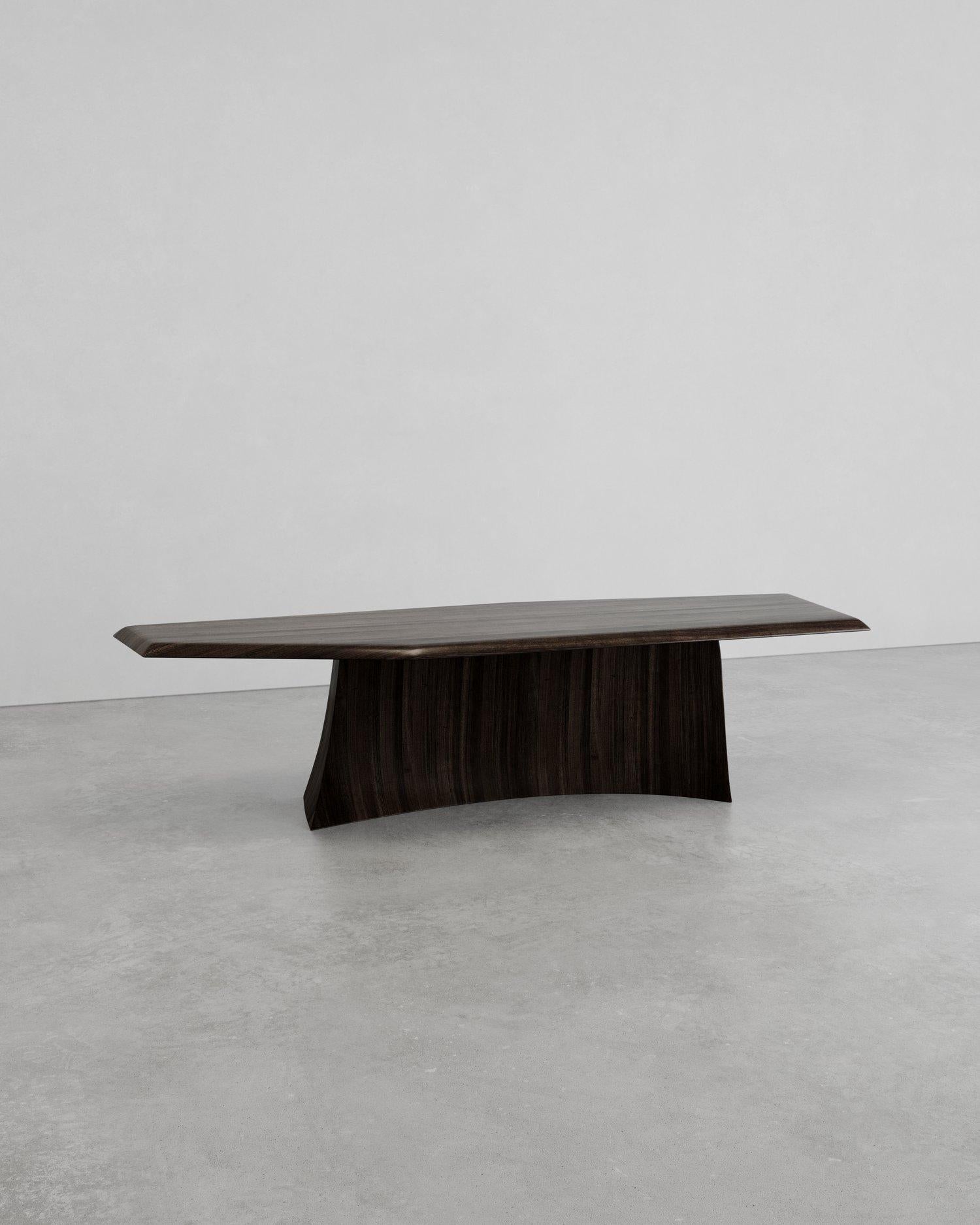 Table Moriah par Studio Romell
Dimensions : L 300 x D&H 120 x H 75 cm
MATERIAL : Bois de pruche teinté.
 

La table Moriah est une table de salle à manger qui équilibre l'objectif et l'art, incarnant l'essence de la connexion et de l'intention. Son