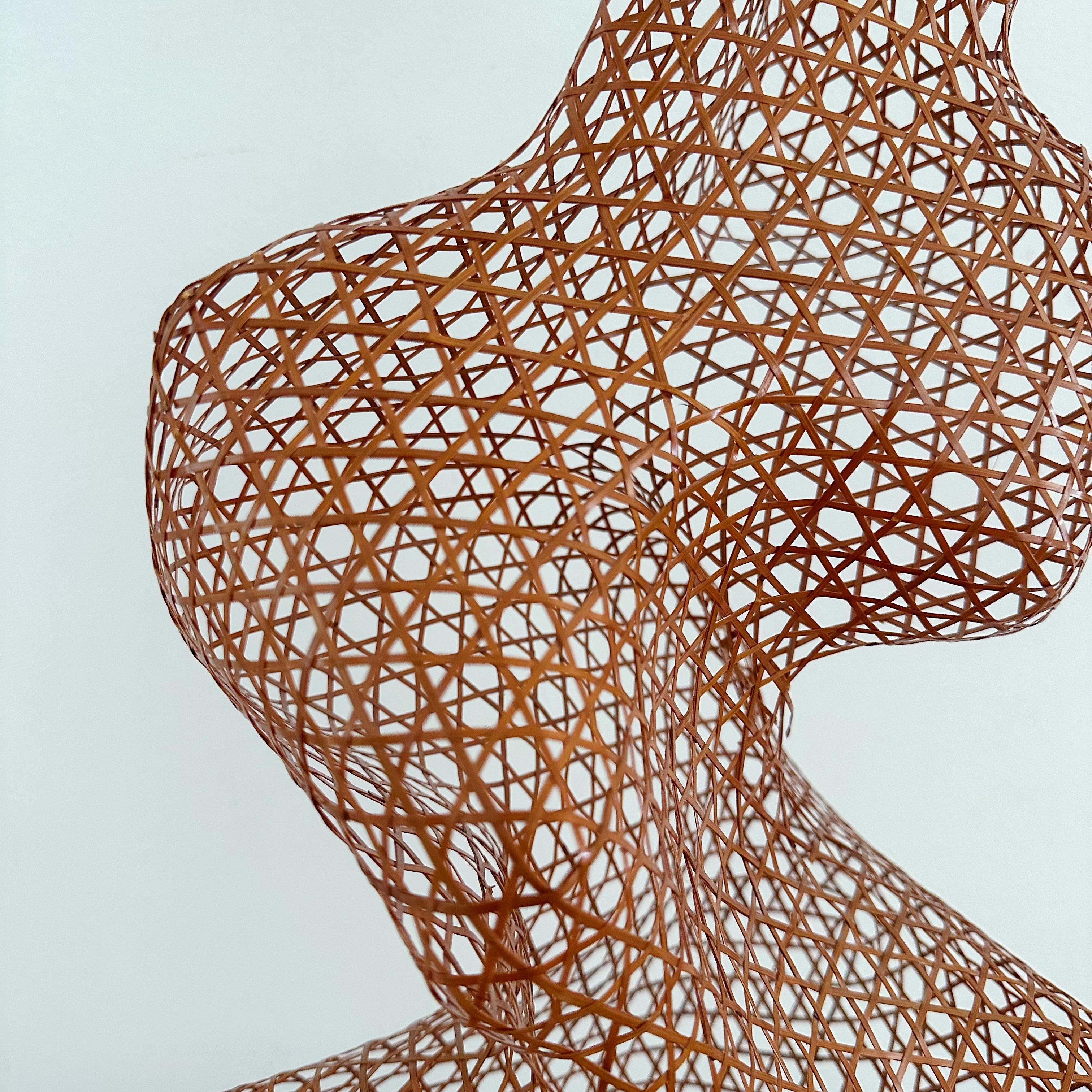Freiformige organische figurale Rattan-Skulptur von Morigami Jin (japanisch, geboren 1955) (21. Jahrhundert und zeitgenössisch) im Angebot