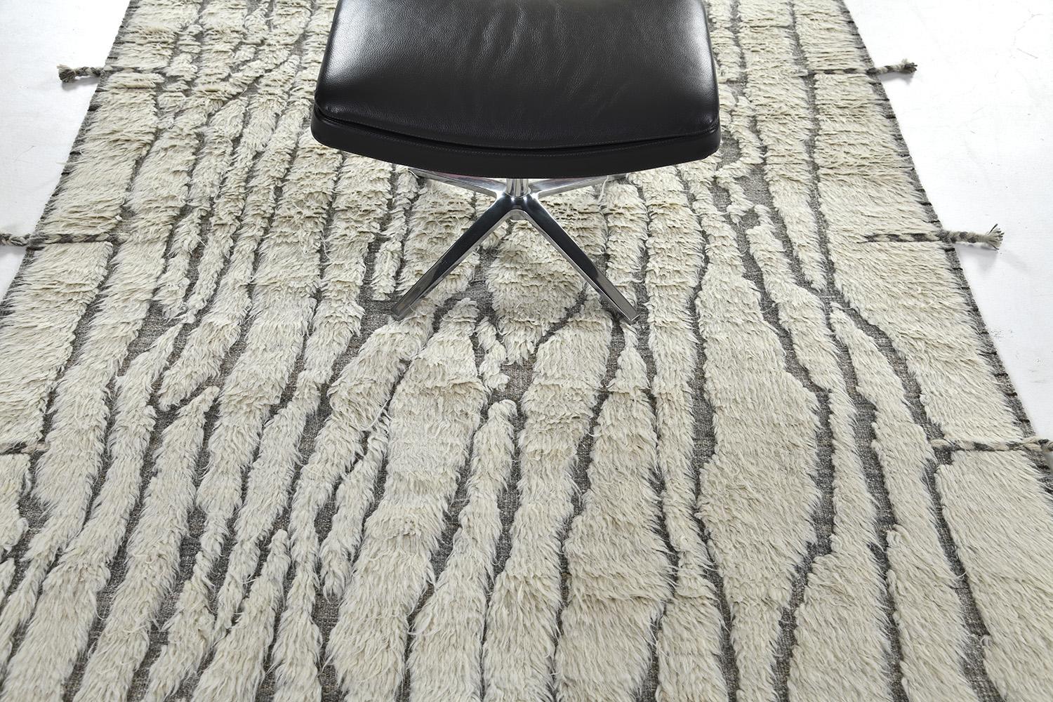 Through its simplicity, this magnificent rug will make your space more elegant with this textured heather gray Moringa design rug from our Atlas Collection. Fish-tailed borders with mesmerizing ash toned top and bottom edges in a cream field make