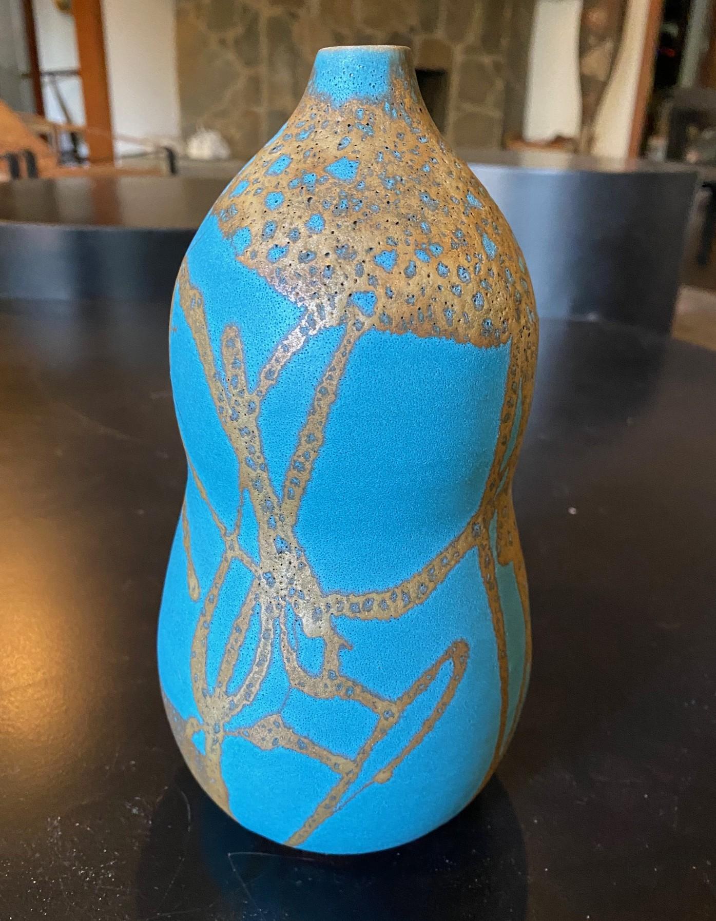 Un bellissimo e seducente vaso a doppia zucca in ceramica smaltata del rinomato ceramista/artista giapponese Hiroaki Taimei Morino (森野 泰明).  Hiroaki Morino (森野 泰明, Morino Hiroaki, nato nel 1934 a Kyoto, conosciuto talvolta con lo pseudonimo di
