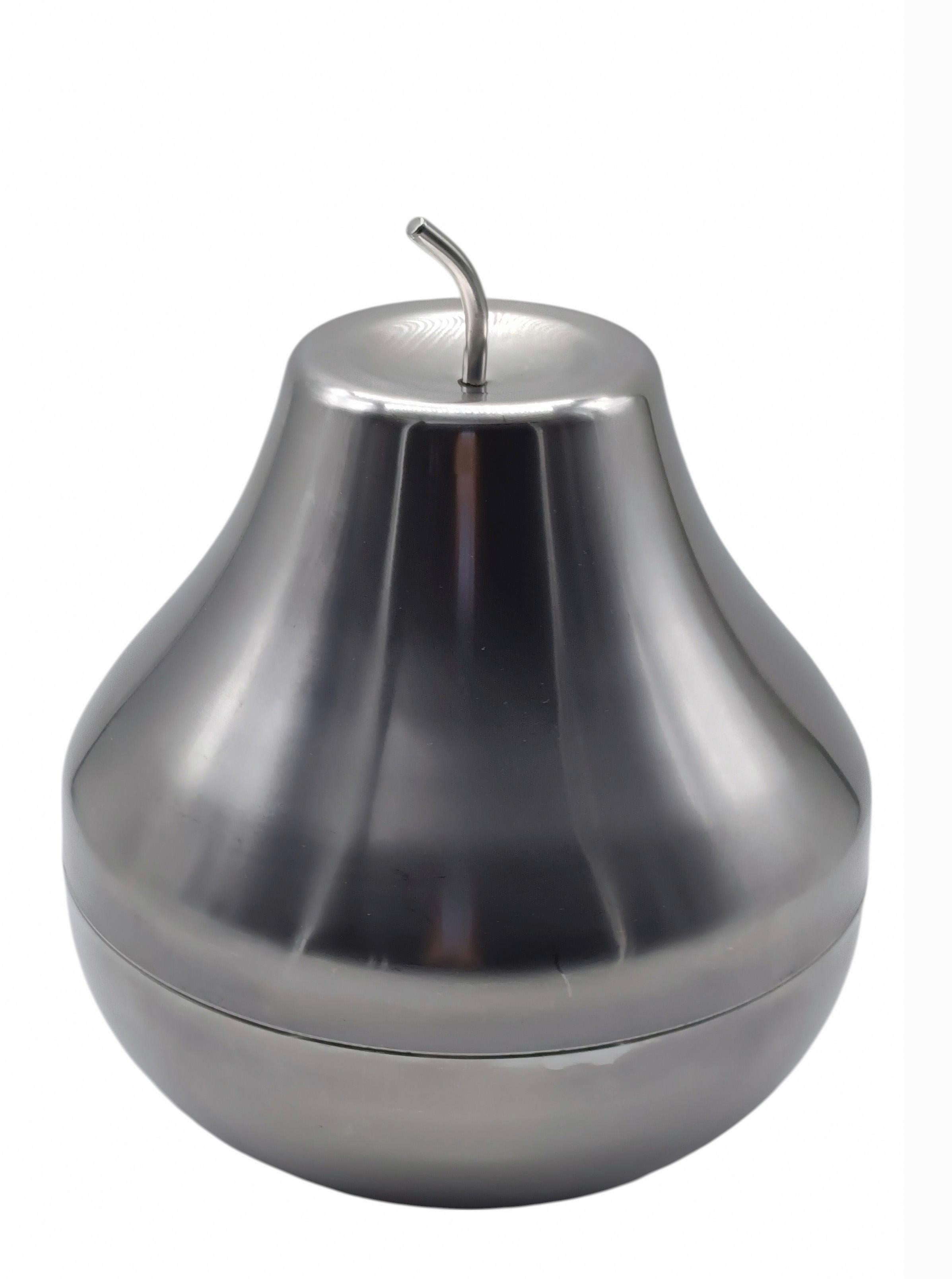 Secchiello per il ghiaccio in acciaio inossidabile spazzolato a forma di pera.
Presenta una decorazione scultorea del gambo che funge da manico per rimuovere il piano.
Il secchio non è isolato ma può essere utilizzato per conservare il ghiaccio con