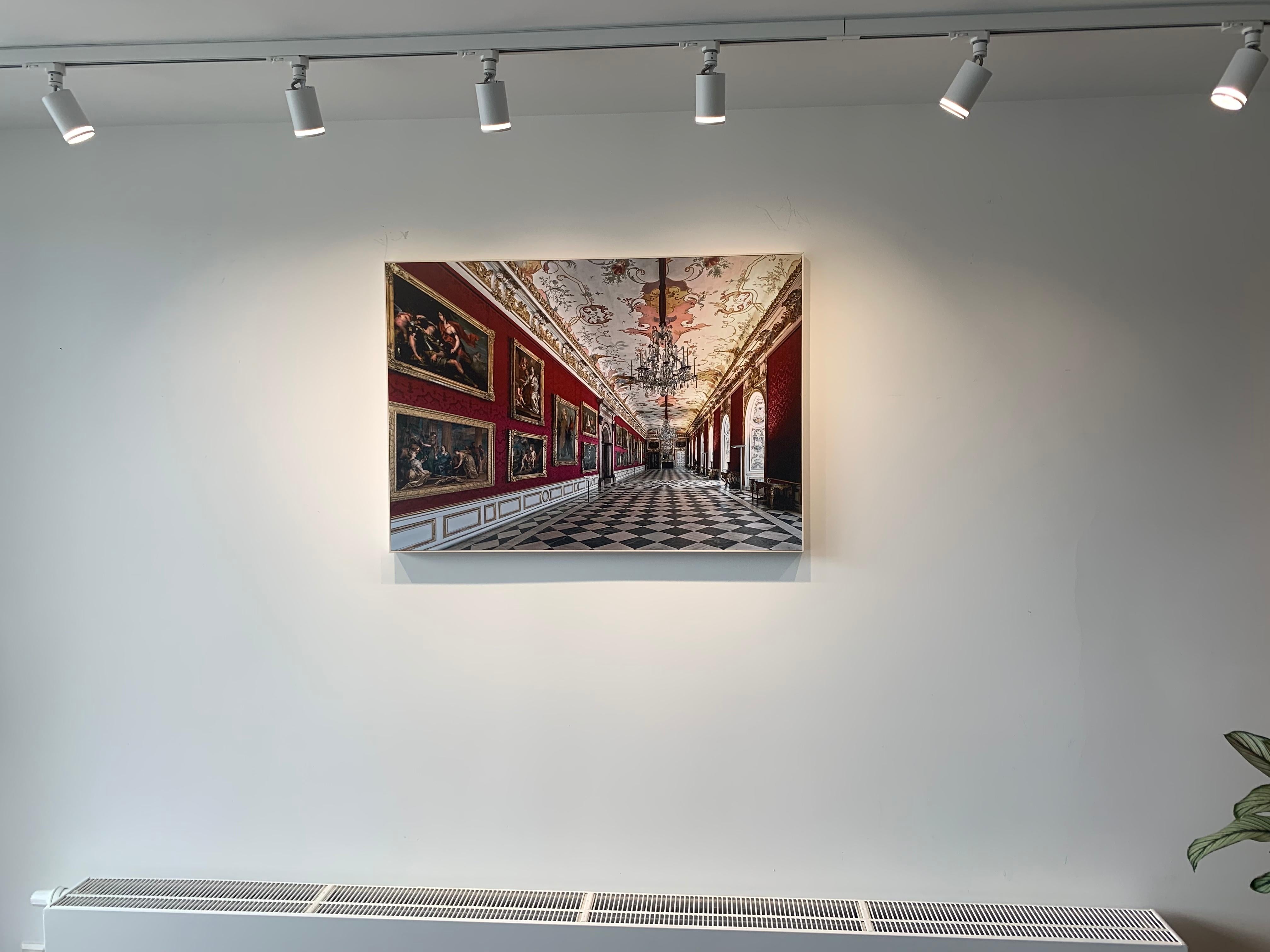 Royal Red de Moritz Hormel - Photographie contemporaine d'un intérieur de palais 3