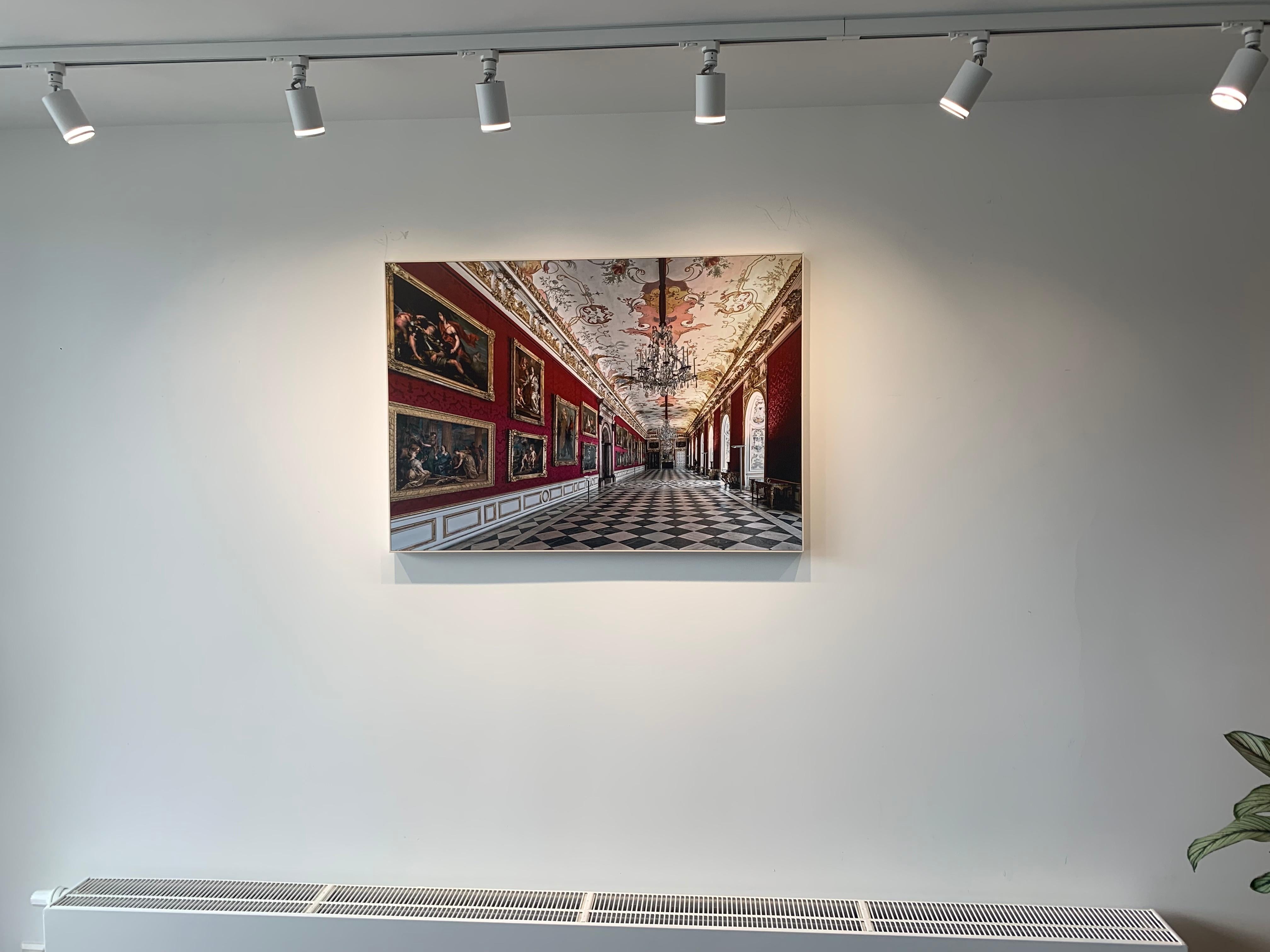 Royal Red de Moritz Hormel - Photographie contemporaine d'un intérieur de palais en vente 7