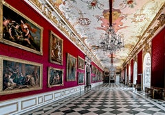 Royal Red von Moritz Hormel, zeitgenössische Fotografie einer palastlichen Inneneinrichtung