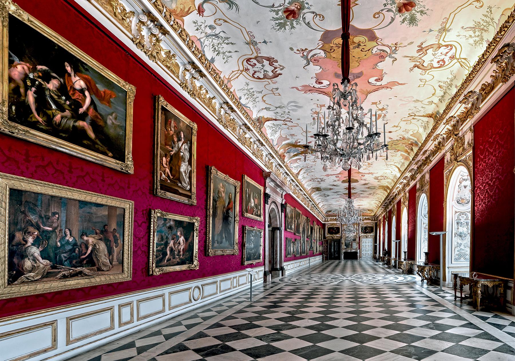 La grande cage d'escalier du château de Schleissheim est une œuvre d'art photographique en édition limitée de 10 originaux, imprimée en haute définition sous forme de diasec - soutenue par une plaque d'aluminium, et imprimée sur du papier photo Fuji