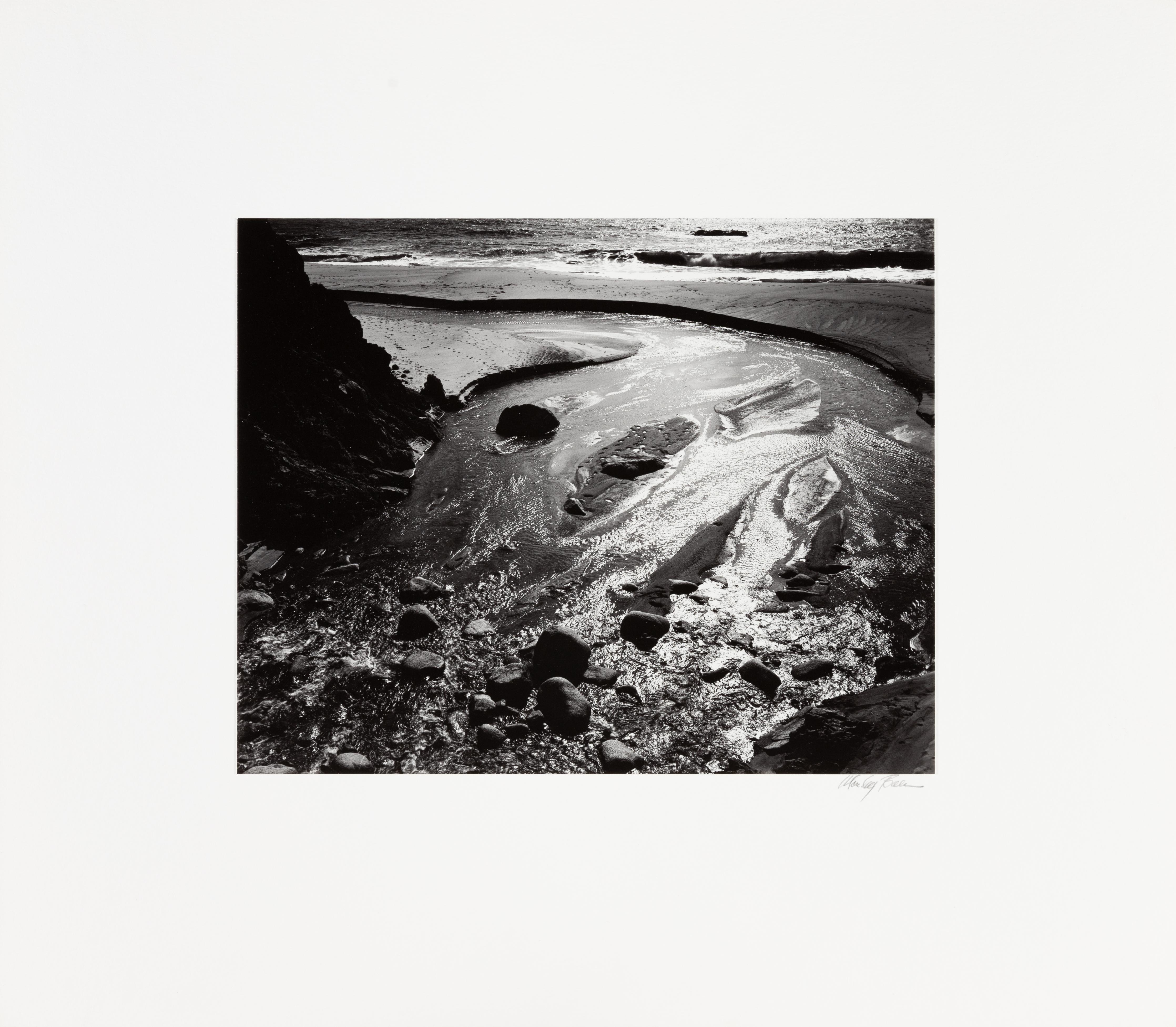 Ruisseau Doud et Surf, Garrapata - Moderne Photograph par Morley Baer