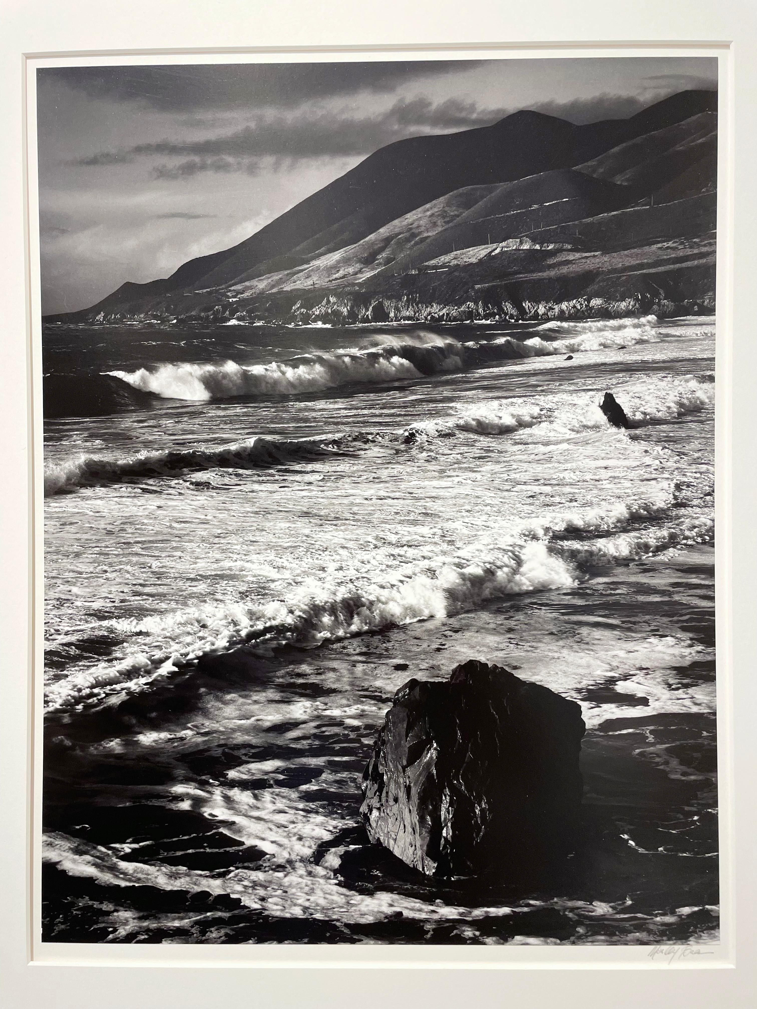 Surf d'hiver, Garrapata, Sur Coast, 1966 - Noir Landscape Photograph par Morley Baer