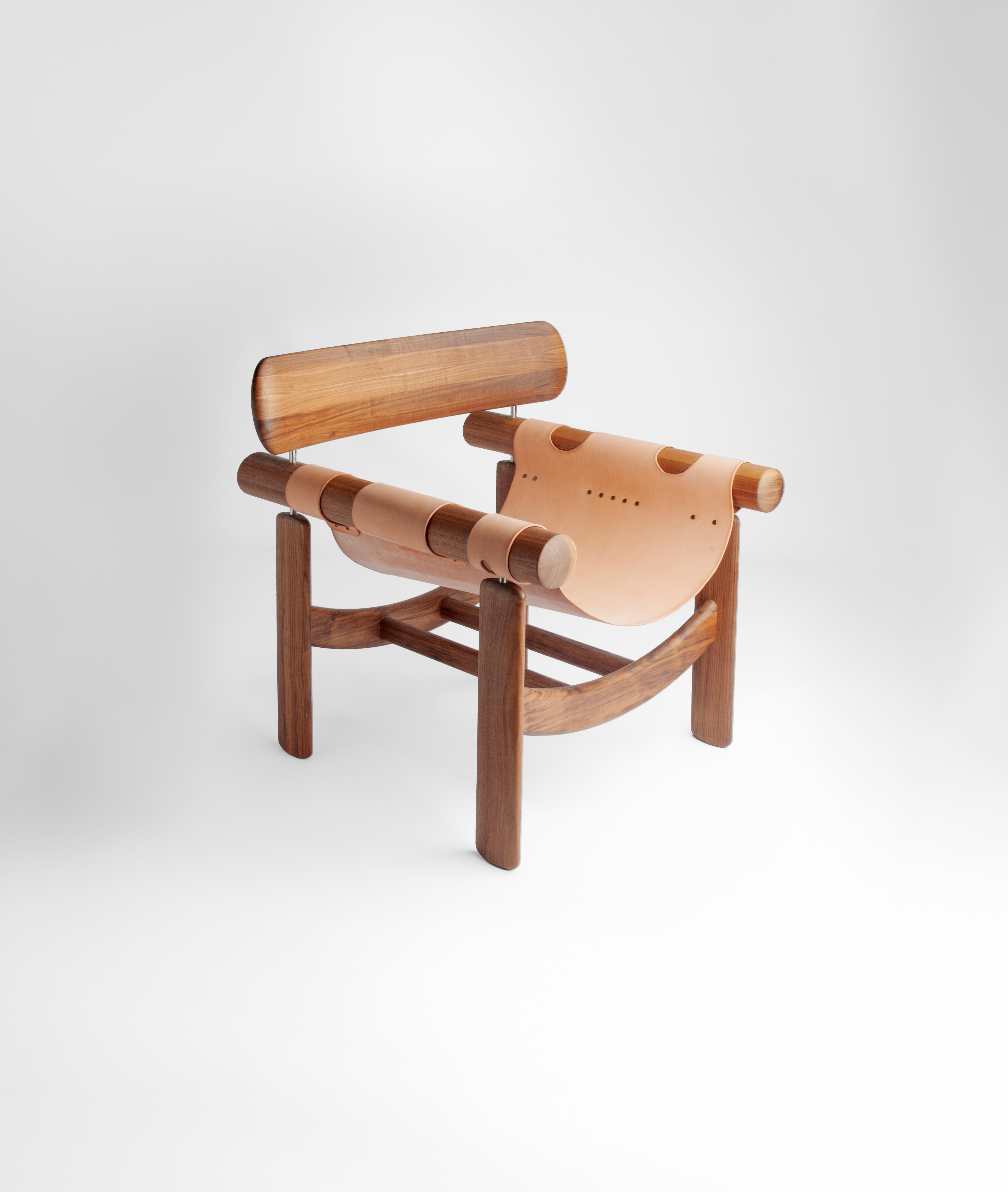 The name of this armchair is inspired by the Morlocks from the iconic film, a nod to the beauty of the unusual and the richness found in difference. This piece fuses the warmth of natural wood with the innovation of a genuine leather fabric seat and