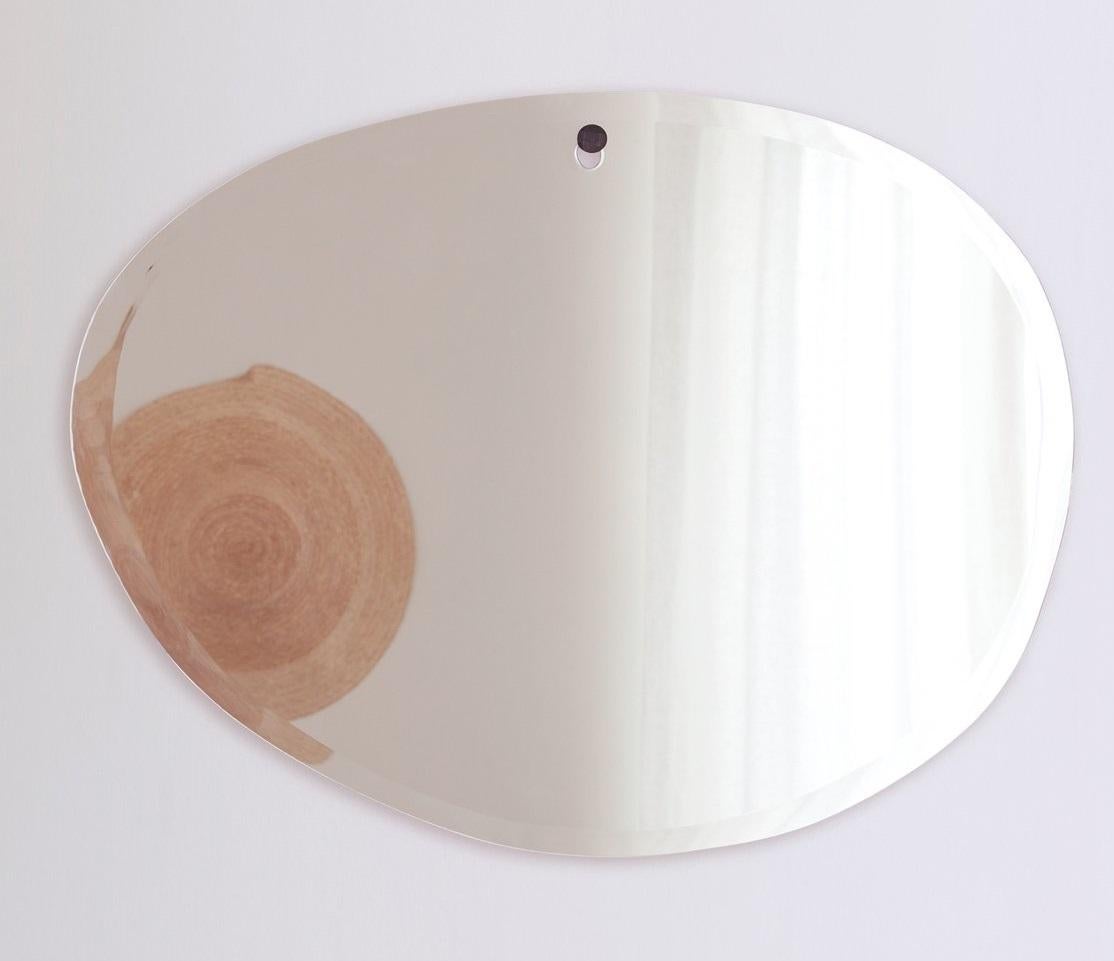 Morning Bevelled 20 Spiegel von M Nuance
Einzigartiges Stück.
Abmessungen: Ø 70 x H 63 cm. 
MATERIALIEN: Hochwertige ökologische Spiegel (100% Glas).

Die Marke 