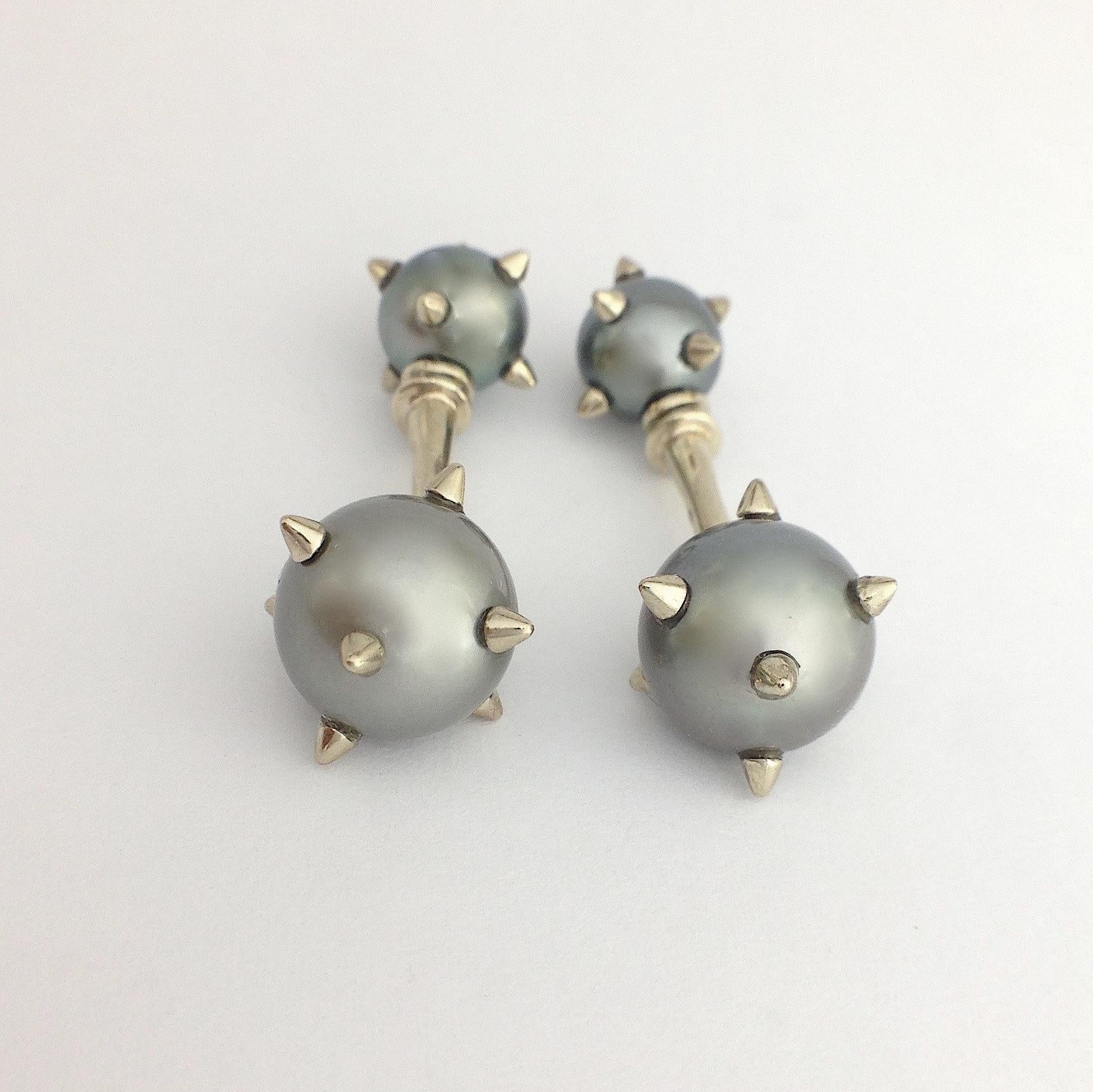 Morning Star Cufflinks South Sea Pearl 18 Karat Gold Made in Italy 
This pair of cufflinks, totally handmade, are made of white gold and have four Tahitian pearls.
The pearls each have seven spines and recall an ancient medieval weapon: the spiked