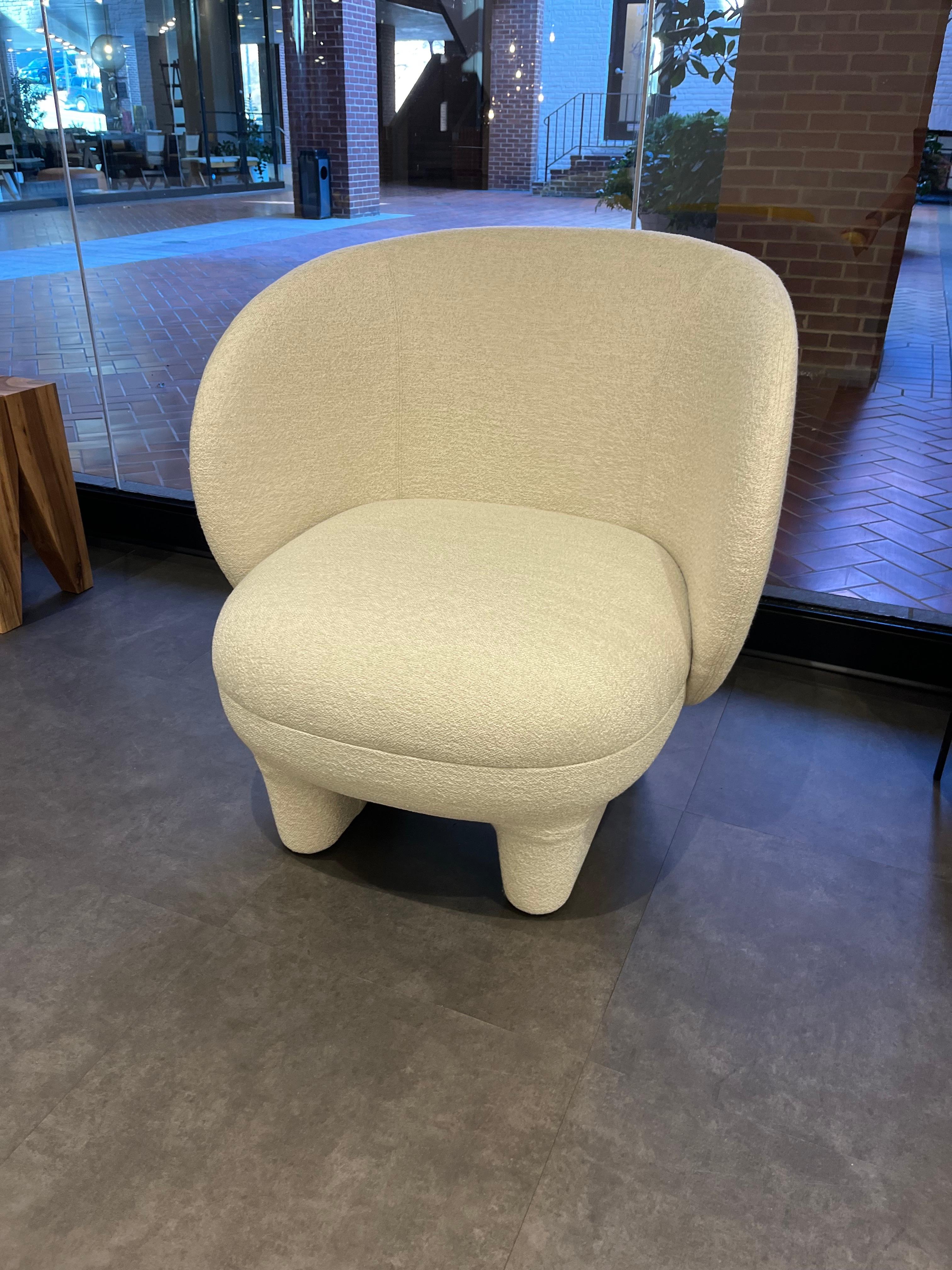 upholstered in rubelli bianco cat 4.
Moro is a cosy cocoon of a chair. Named after a famous Venetian Doge, the design evokes the strong personality of an Italian palazzo’s lush interior. A warm and welcoming atmosphere that could never be