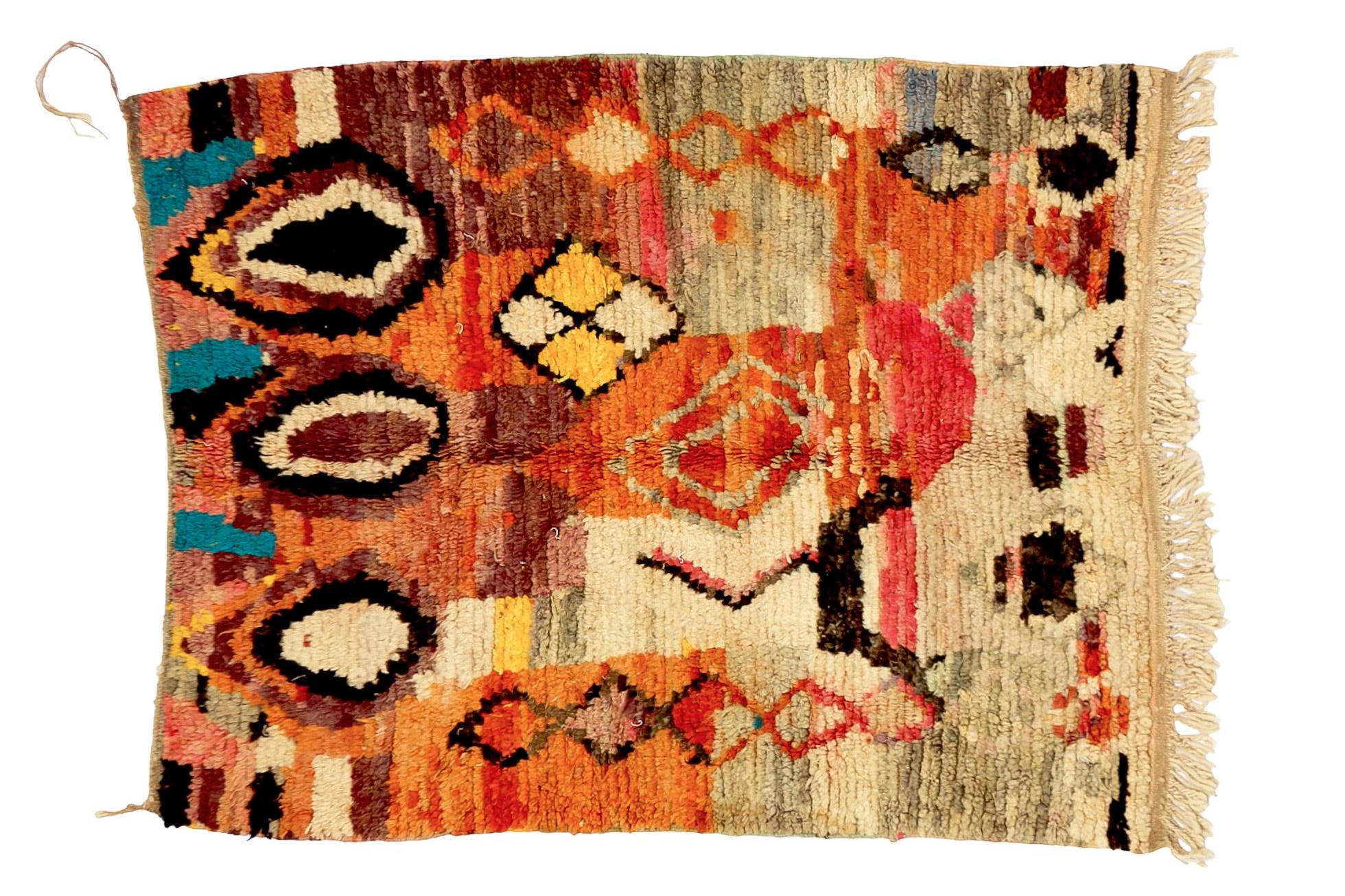 Boujaad rug comes from the El Haouz region in the Middle Atlas in Morocco. There is no modern weaving equipment, carpets are made manually by very talented ladies artists in the same way as several centuries ago. The main feature of Boujaad is the