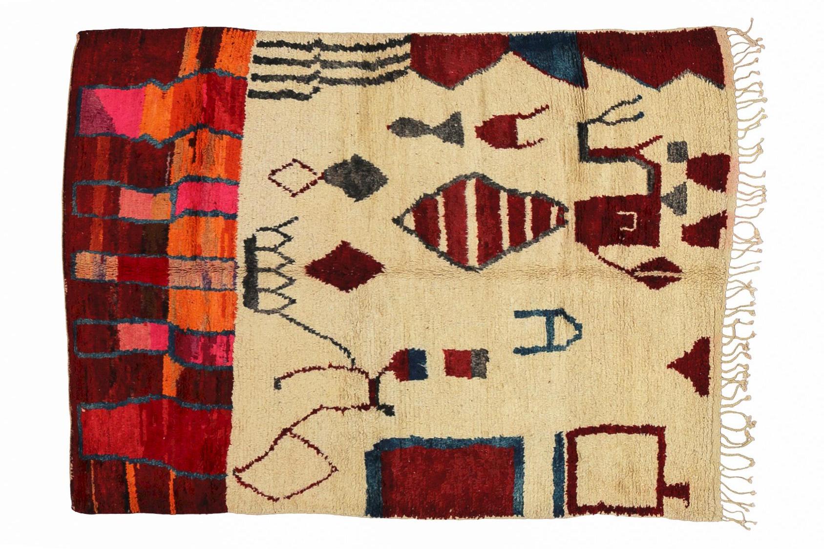Der Boujaad-Teppich stammt aus der Region El Haouz im Mittleren Atlas in Marokko. Es gibt keine modernen Knüpfmaschinen, die Teppiche werden wie vor einigen Jahrhunderten von sehr talentierten Künstlerinnen von Hand geknüpft. Das Hauptmerkmal von
