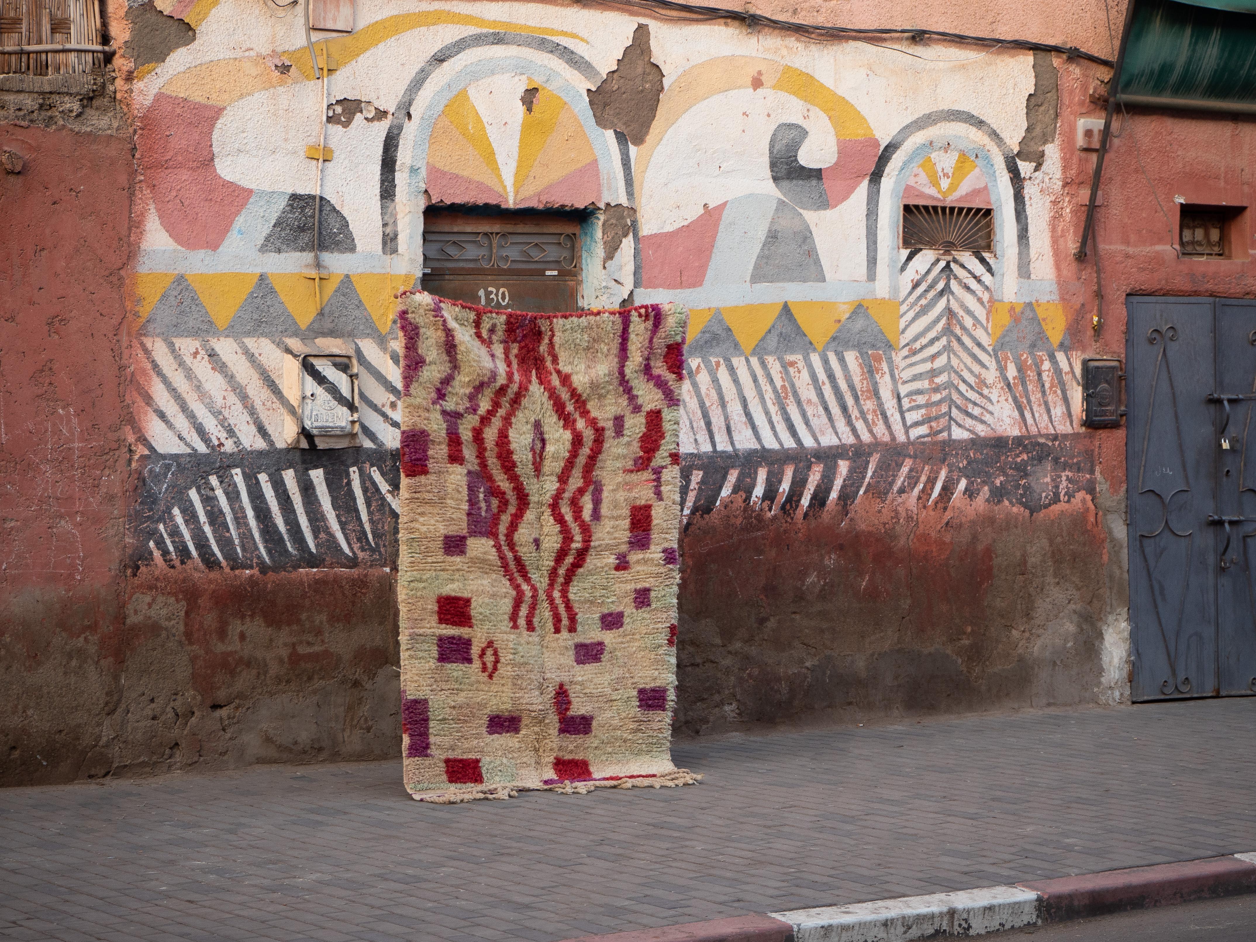 Moroсcan Rot und Violett Farbe Boujaad Teppich, Bohemian Berber Shag Teppich, Auf Lager (Marokkanisch) im Angebot