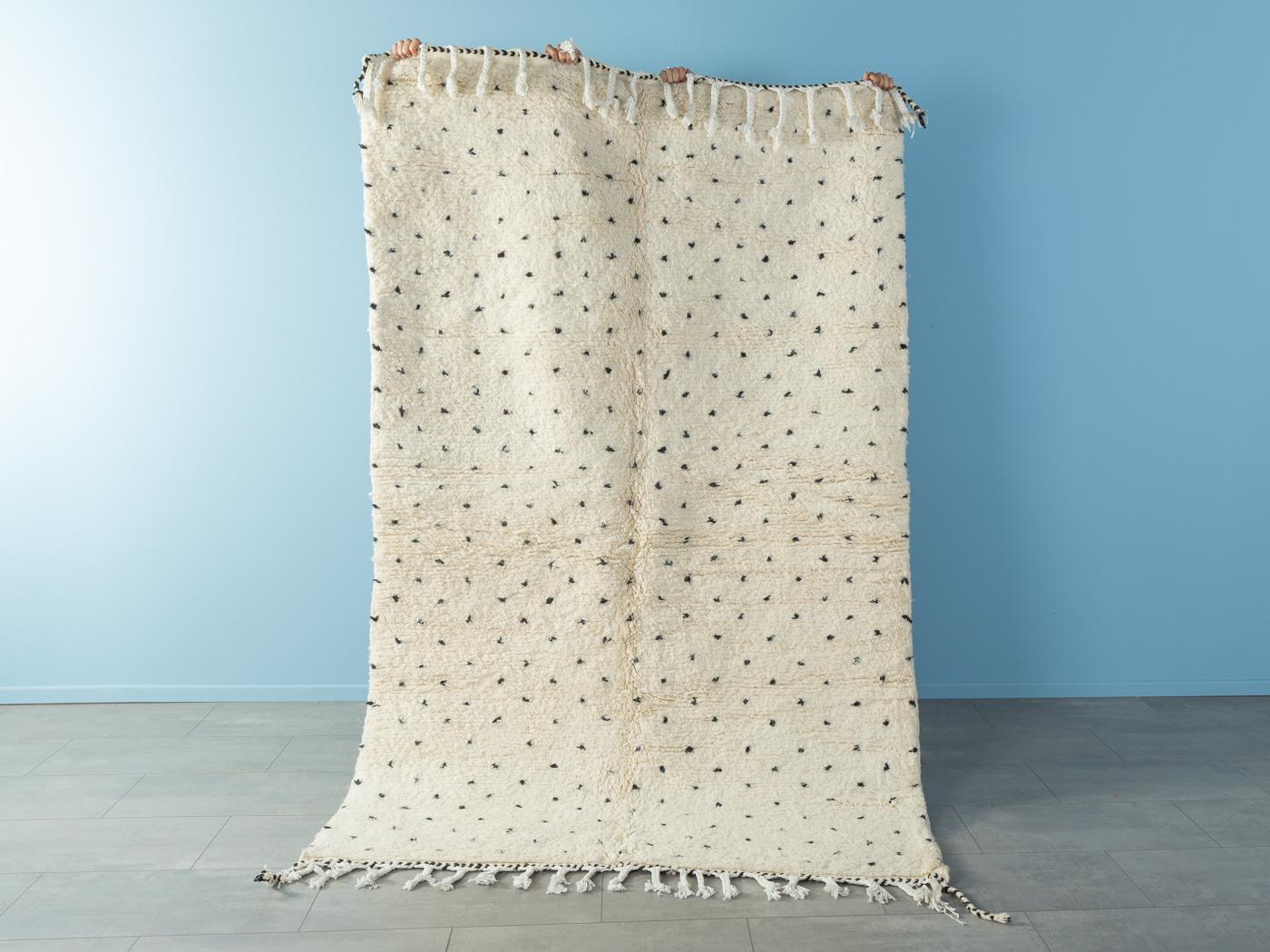 Dalmatian III ist ein moderner Teppich aus 100% Wolle - dick und weich, angenehm zu tragen. Unsere Berberteppiche werden von Amazigh-Frauen im Atlasgebirge handgewebt und handgeknüpft. Diese Gemeinschaften stellen schon seit Tausenden von Jahren