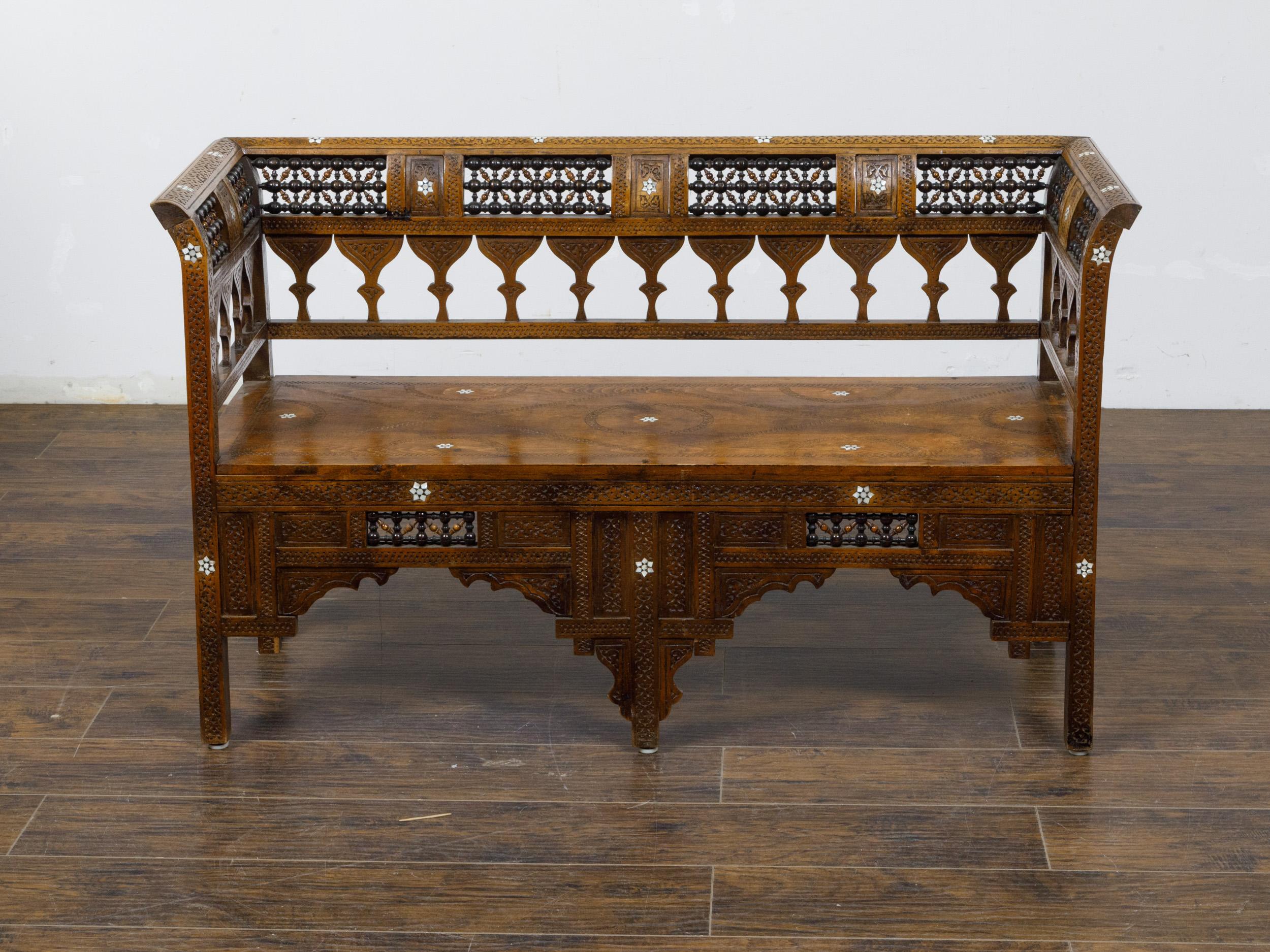 Banc marocain des années 1900 avec dossier arqué et incrustation d'étoiles en nacre en vente 7