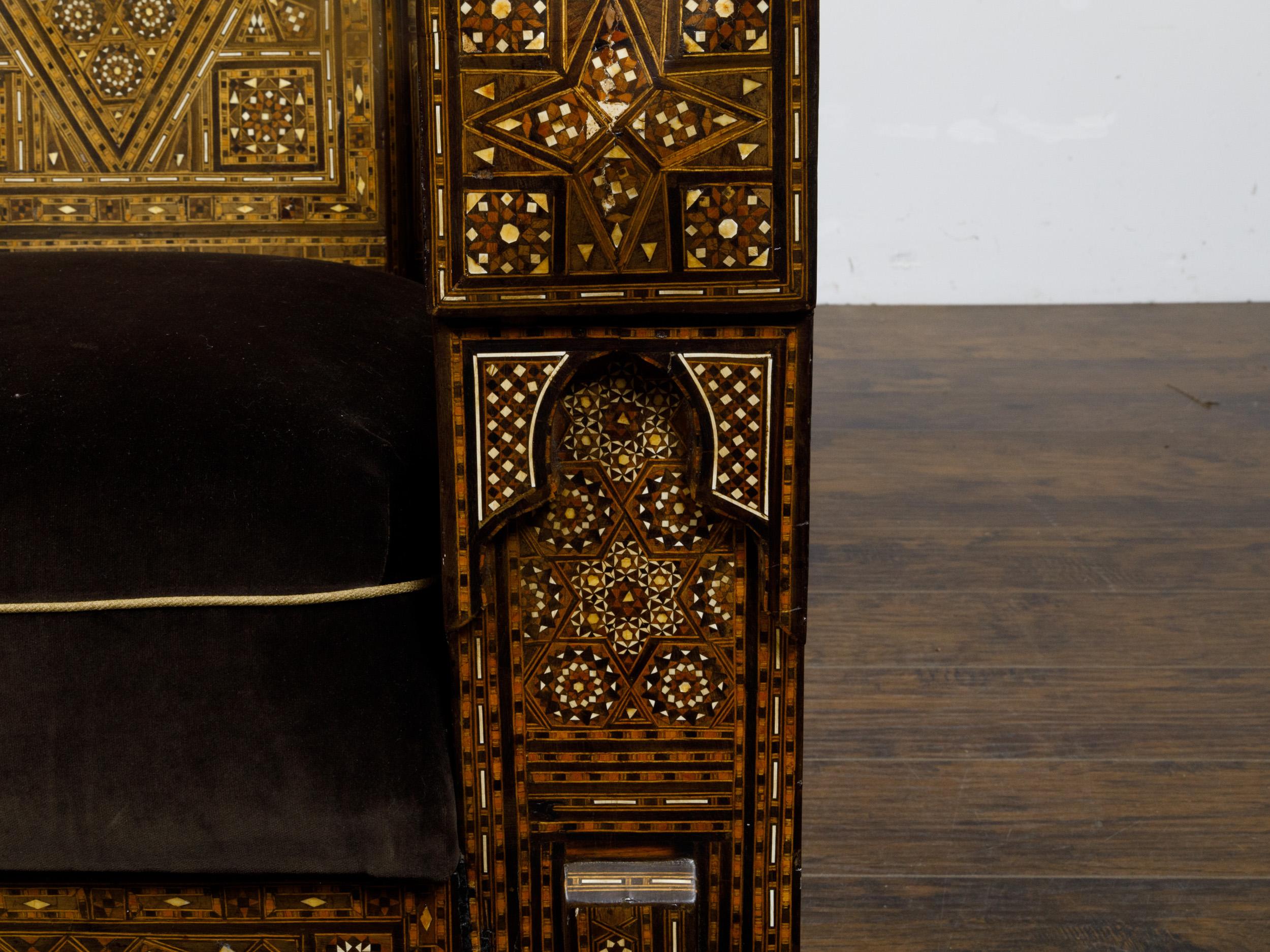 Fauteuil club marocain des années 1900 avec incrustation d'os géométrique et coussin en vente 4