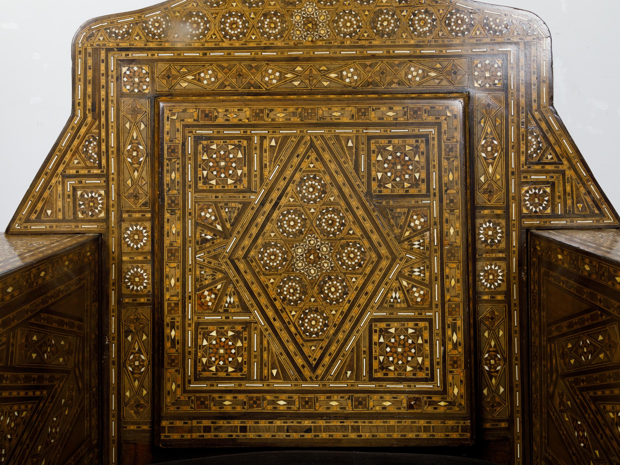 Fauteuil club marocain des années 1900 avec incrustation d'os géométrique et coussin en vente 6