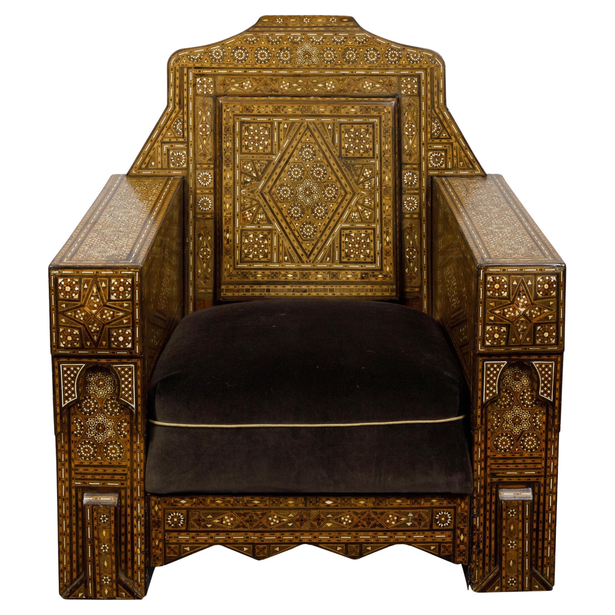 Fauteuil club marocain des années 1900 avec incrustation d'os géométrique et coussin en vente