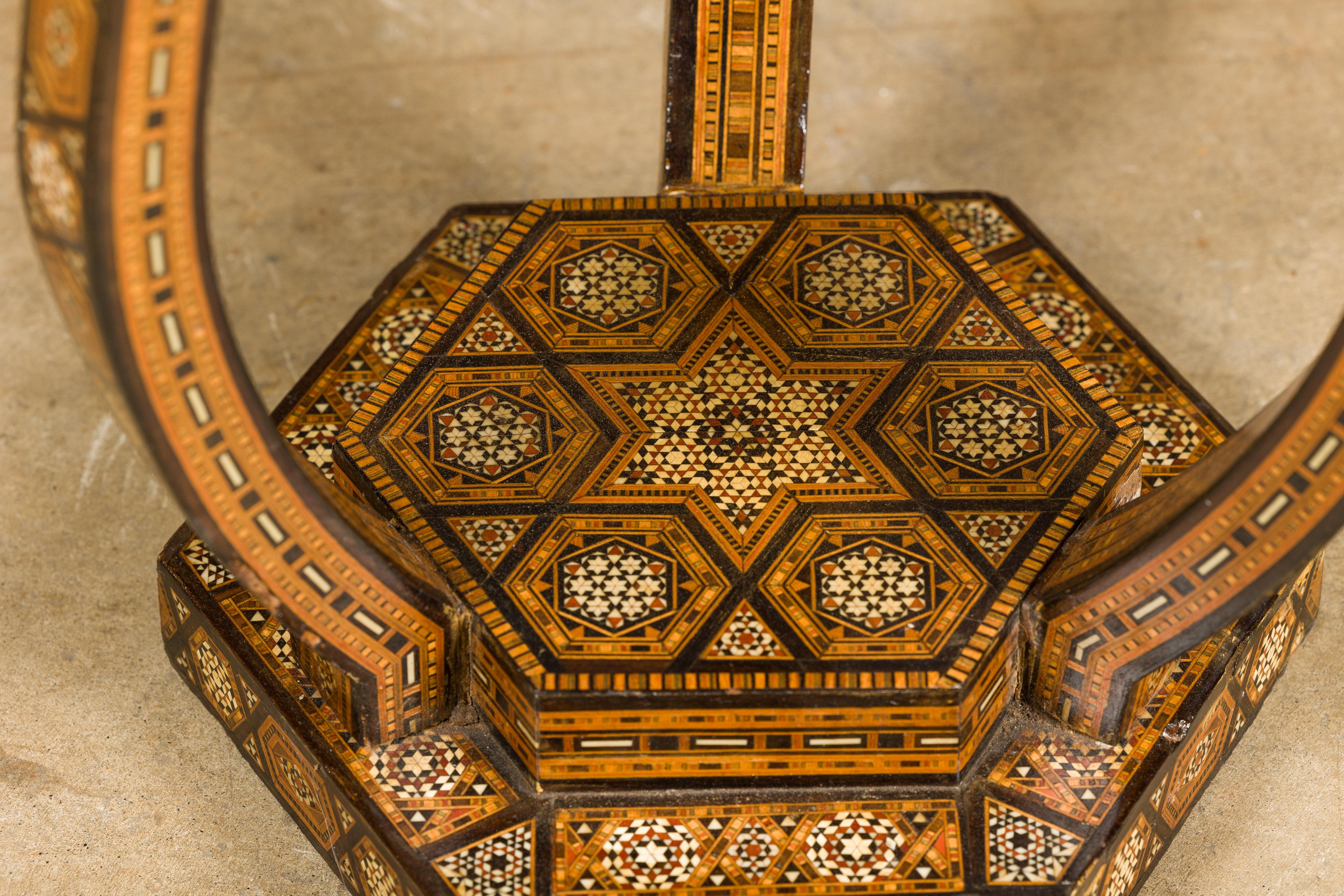 Os Table de style mauresque marocain des années 1900 avec incrustation d'os géométrique et pieds incurvés en vente