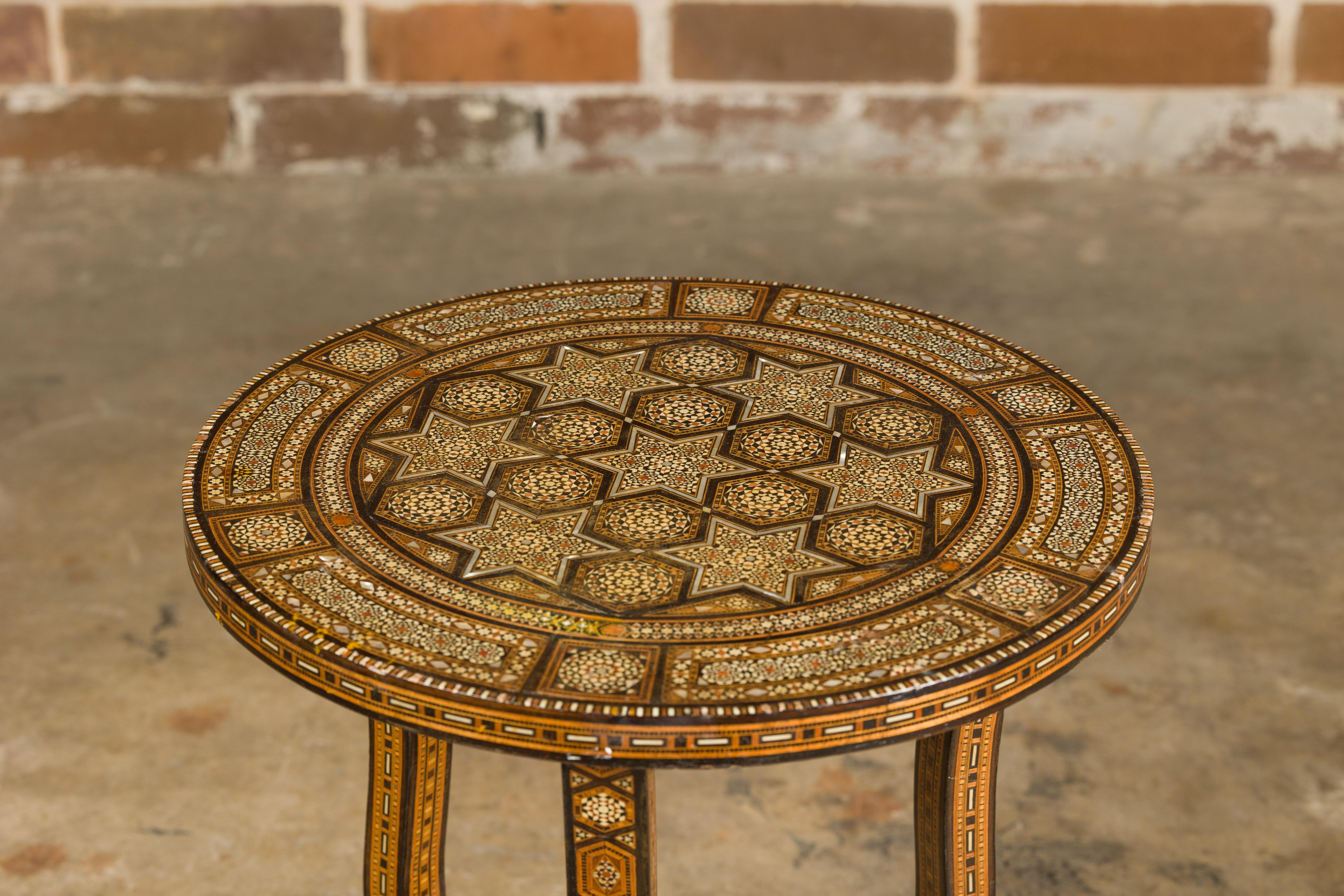 Marocain Table de style mauresque marocain des années 1900 avec incrustation d'os géométrique et pieds incurvés en vente