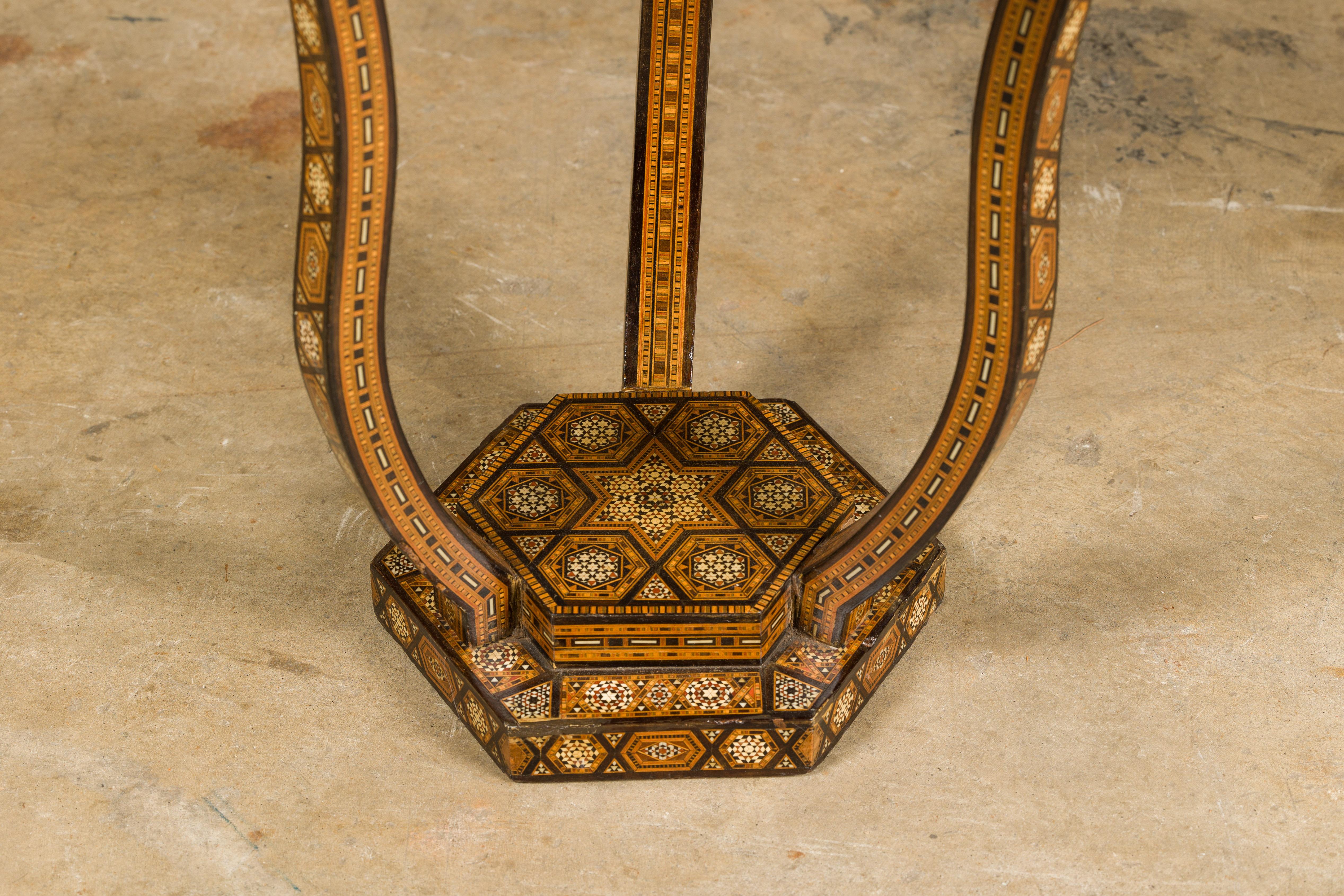 Incrusté Table de style mauresque marocain des années 1900 avec incrustation d'os géométrique et pieds incurvés en vente