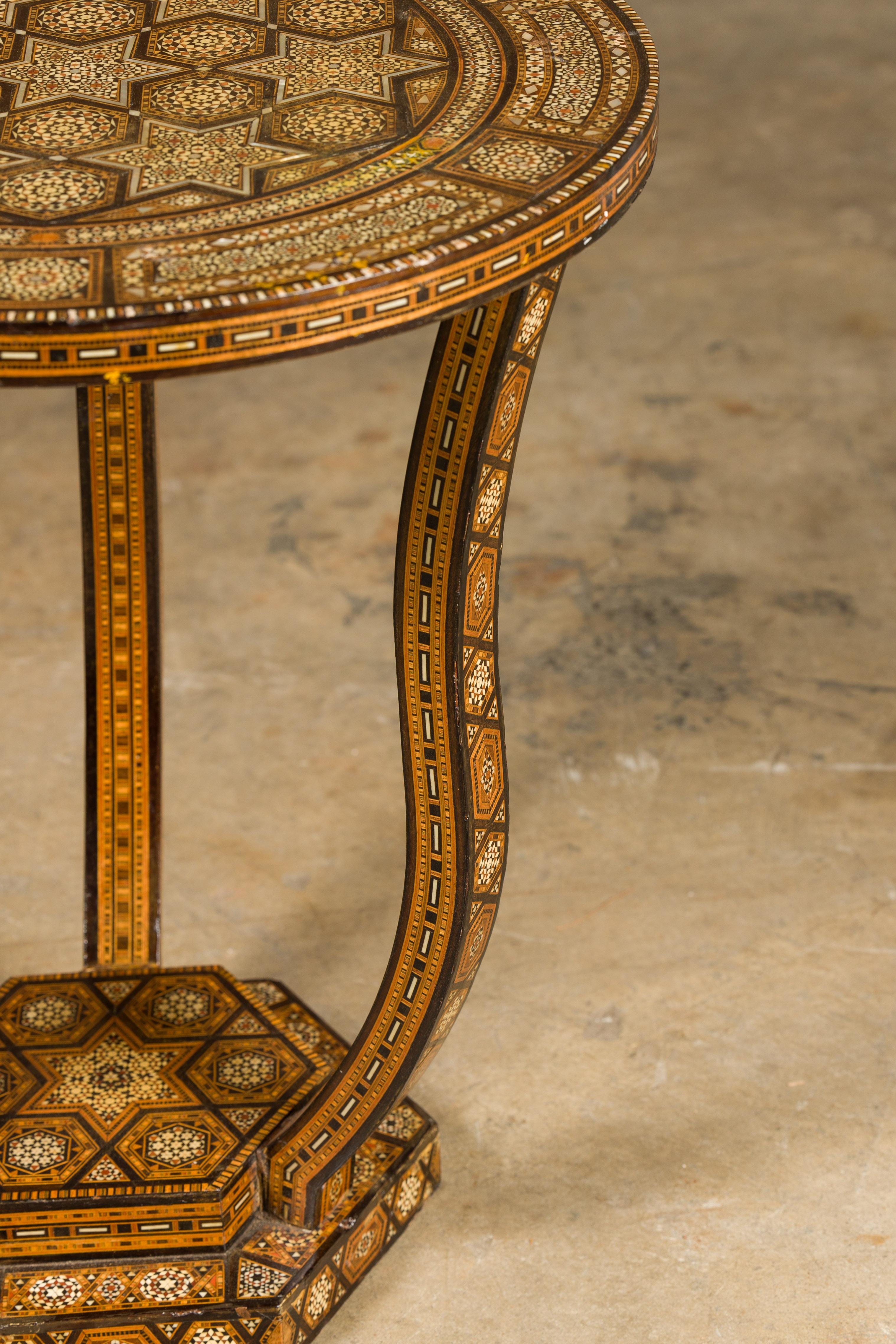 Table de style mauresque marocain des années 1900 avec incrustation d'os géométrique et pieds incurvés Bon état - En vente à Atlanta, GA