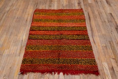 Tapis marocain rayé rouge avec jaune tigre et noir nuit riche