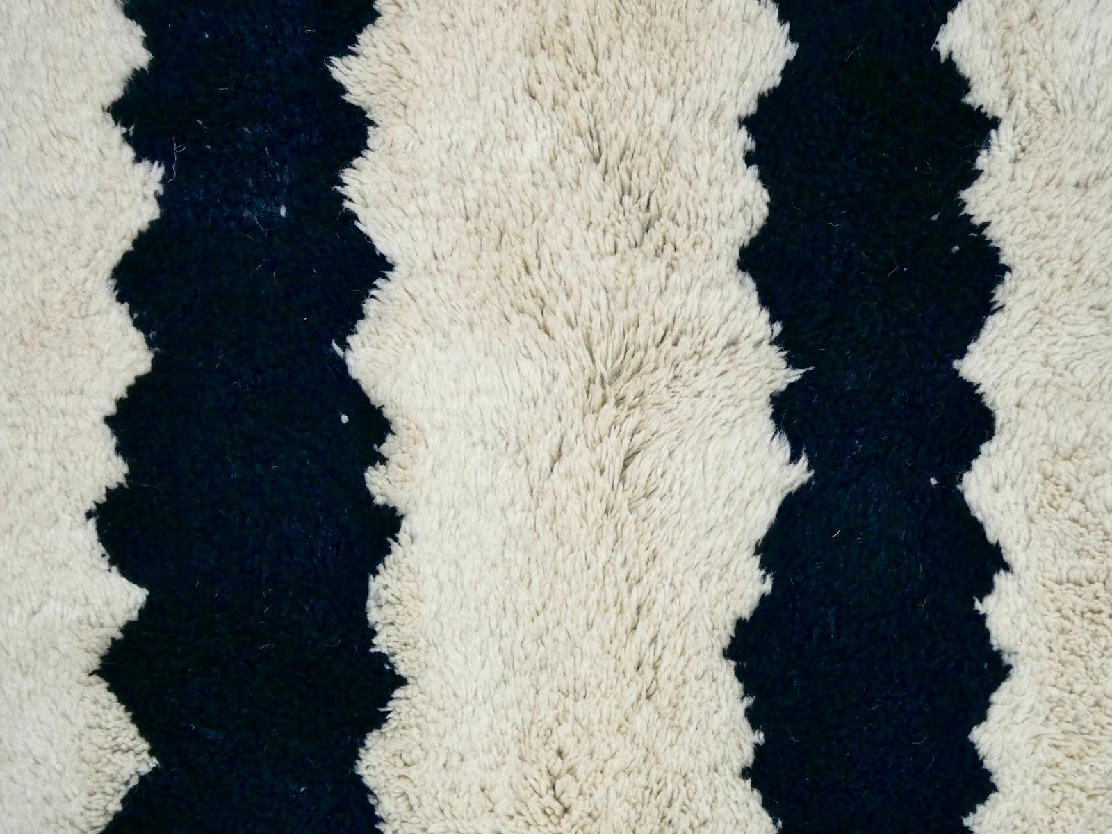 Contemporary Moroccan Beni Mrirt rug handwoven in an abstract Berber design.
Woven by Berber women in the Mrirt region of Morocco's Middle Atlas. The earliest known Beni Mrirt rugs date back to the 16th century. Beni Mrirt rugs are known for their