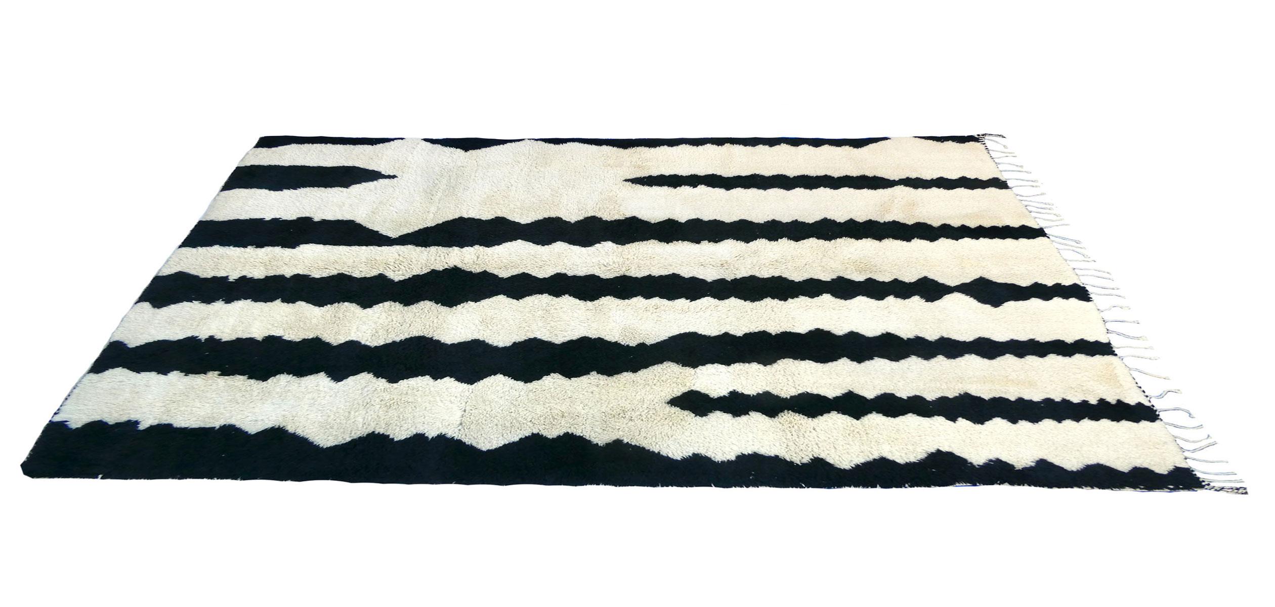 Hand-Woven Moroccan Abstract Beni Mrirt Rug 8'3 x 11' For Sale