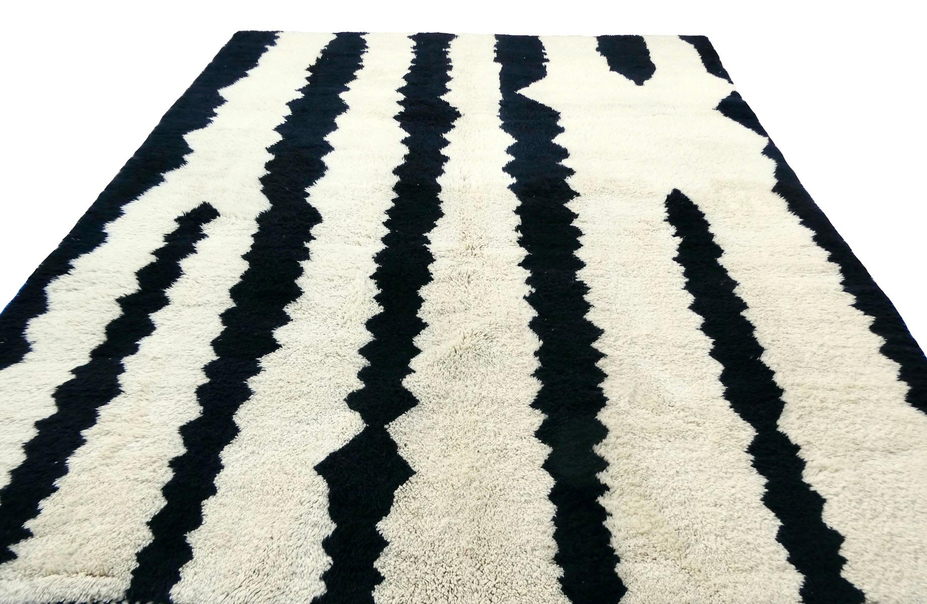 Contemporary Moroccan Abstract Beni Mrirt Rug 8'3 x 11' For Sale