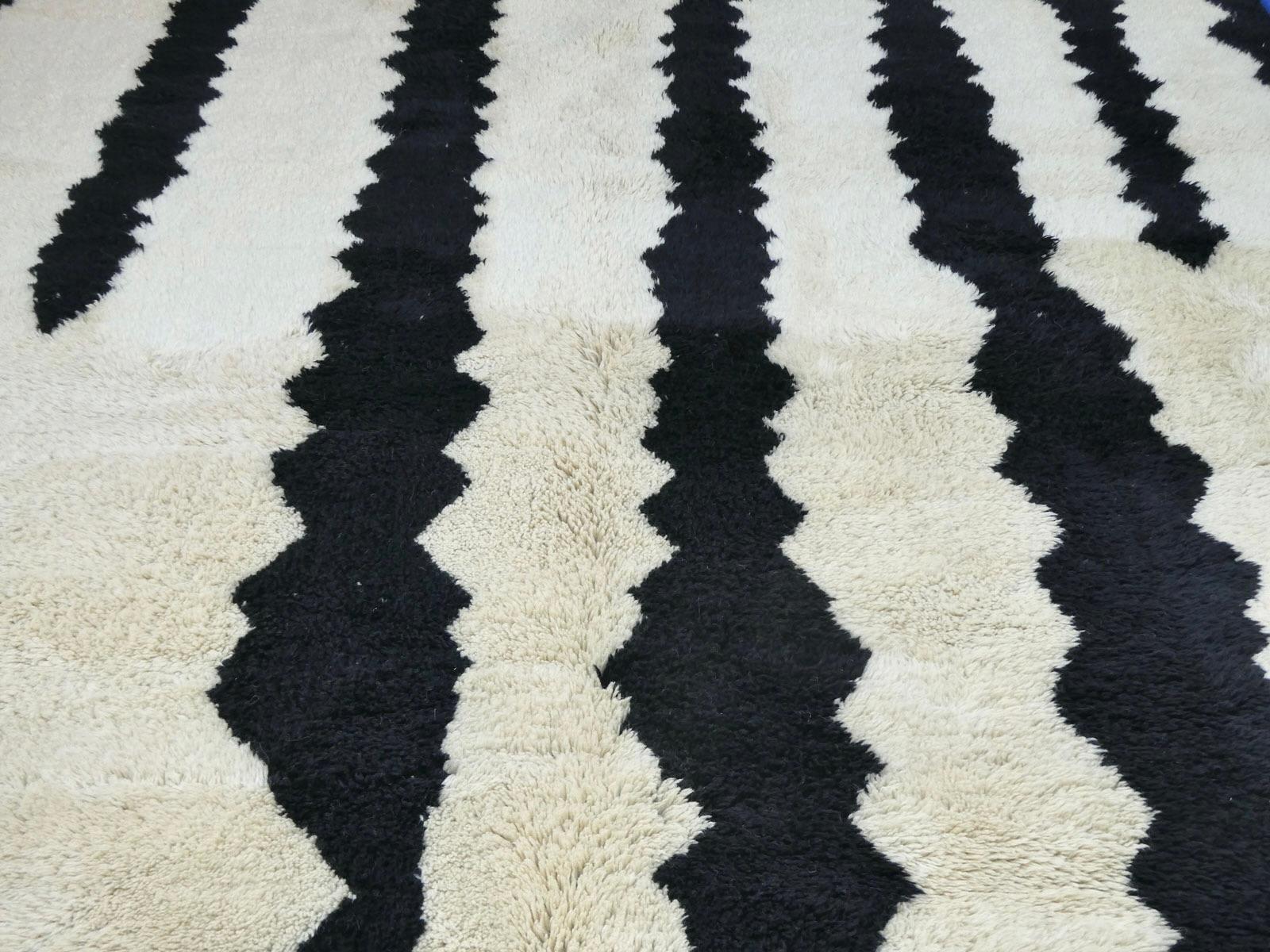 Wool Moroccan Abstract Beni Mrirt Rug 8'3 x 11' For Sale
