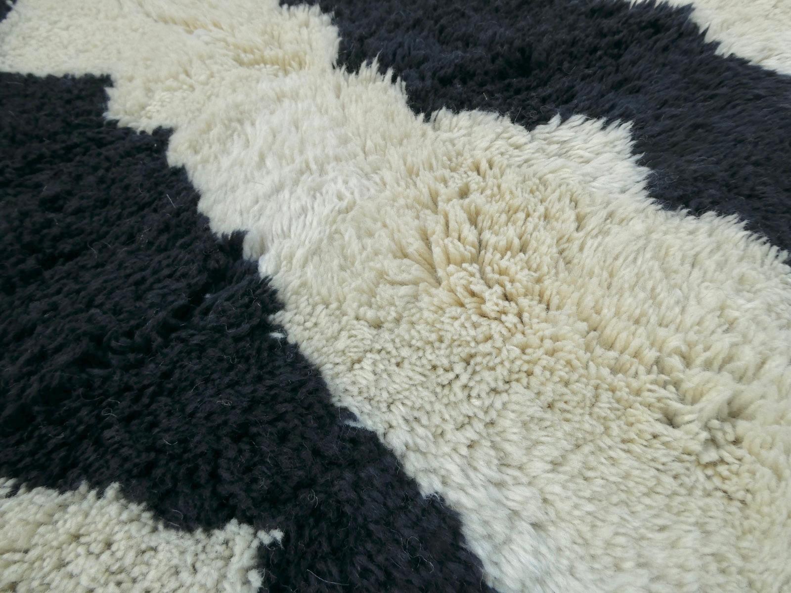 Moroccan Abstract Beni Mrirt Rug 8'3 x 11' For Sale 1