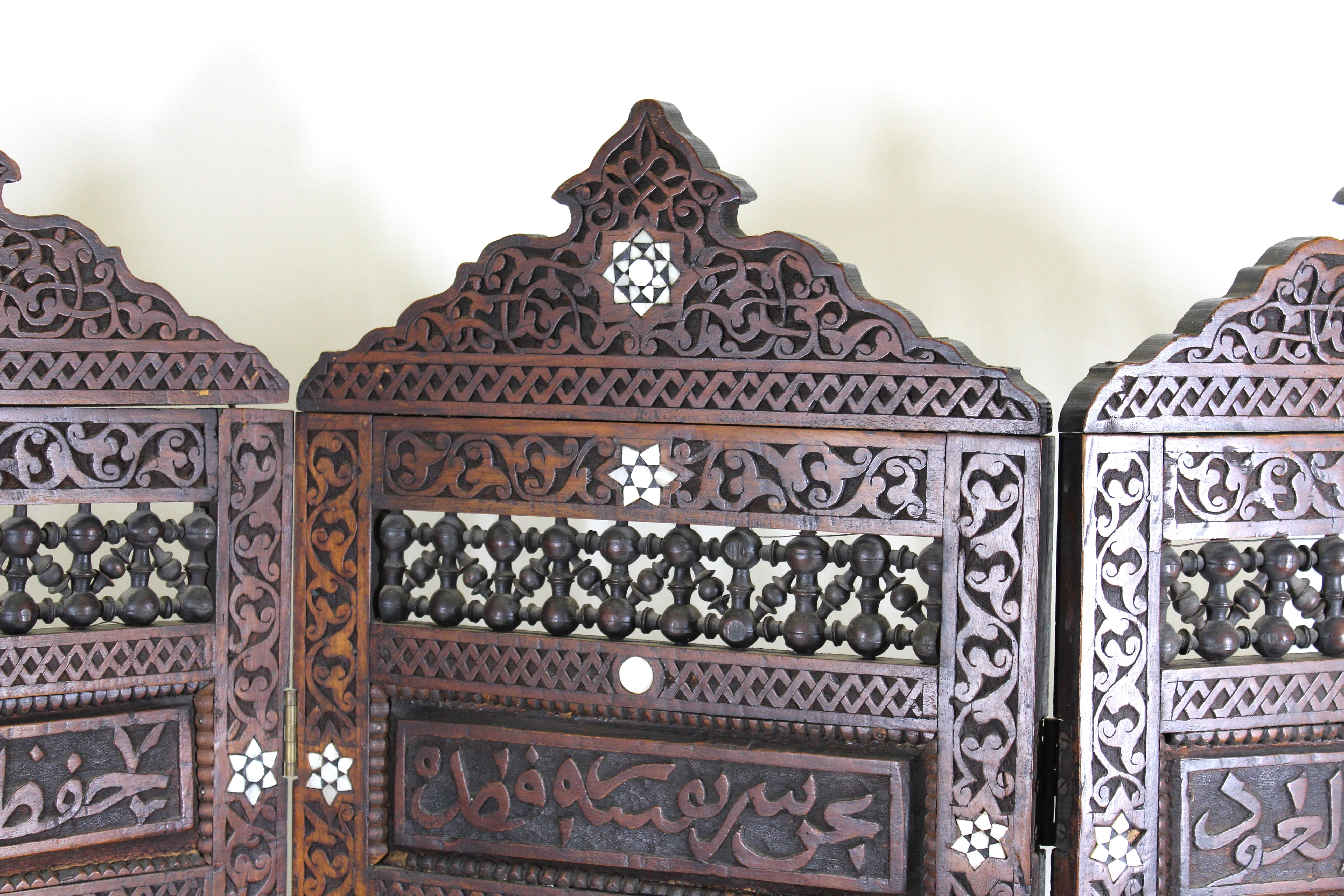 Marokkanischer Paravent aus der Zeit der Ästhetik mit drei Tafeln aus geschnitztem Holz mit Perlmuttintarsien und Mashrabiya-Elementen. Hergestellt in Marokko in den 1870er Jahren. Einige Schäden an der Perlmutteinlage.
