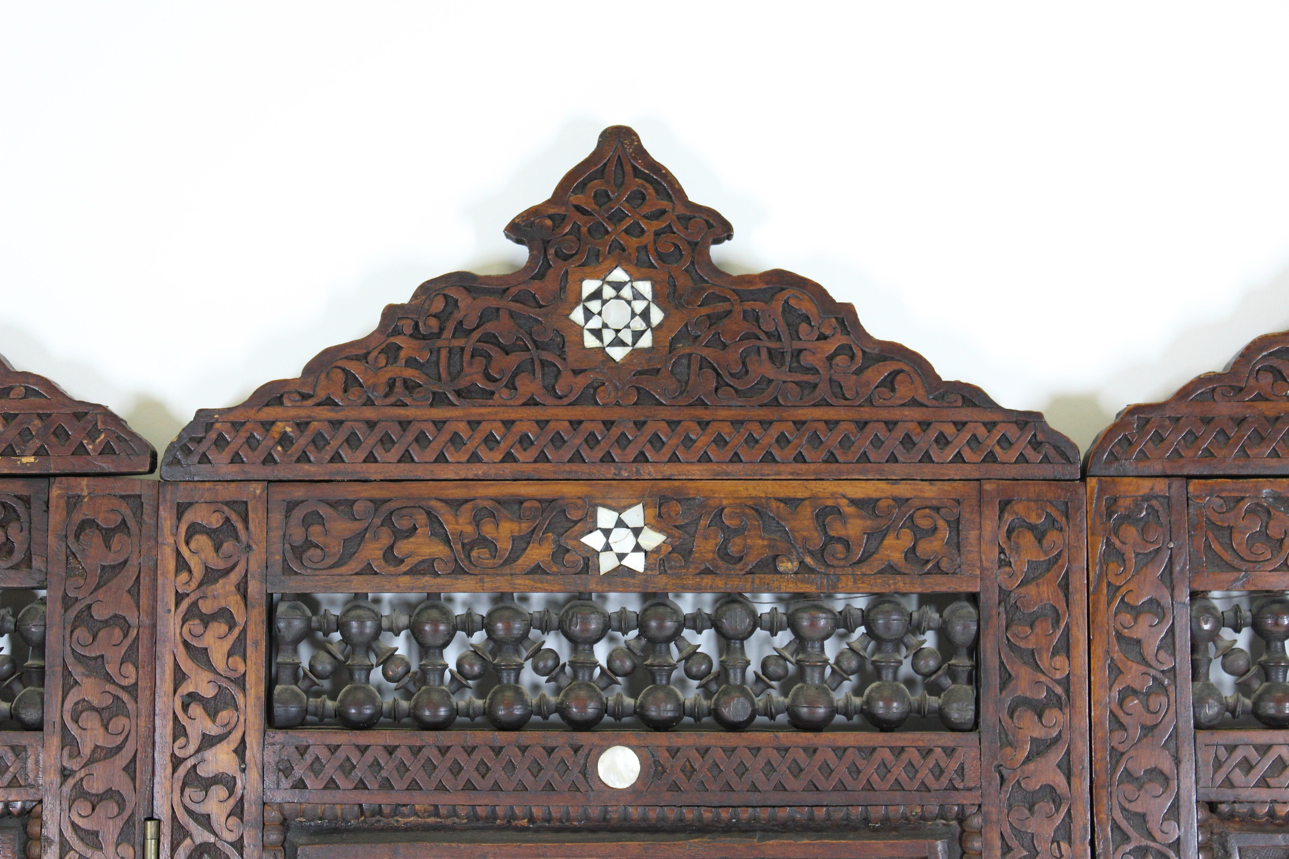 Marokkanischer Sommerkaminschirm oder klappbarer Raumteiler aus der ästhetischen Periode (Perlmutt) im Angebot