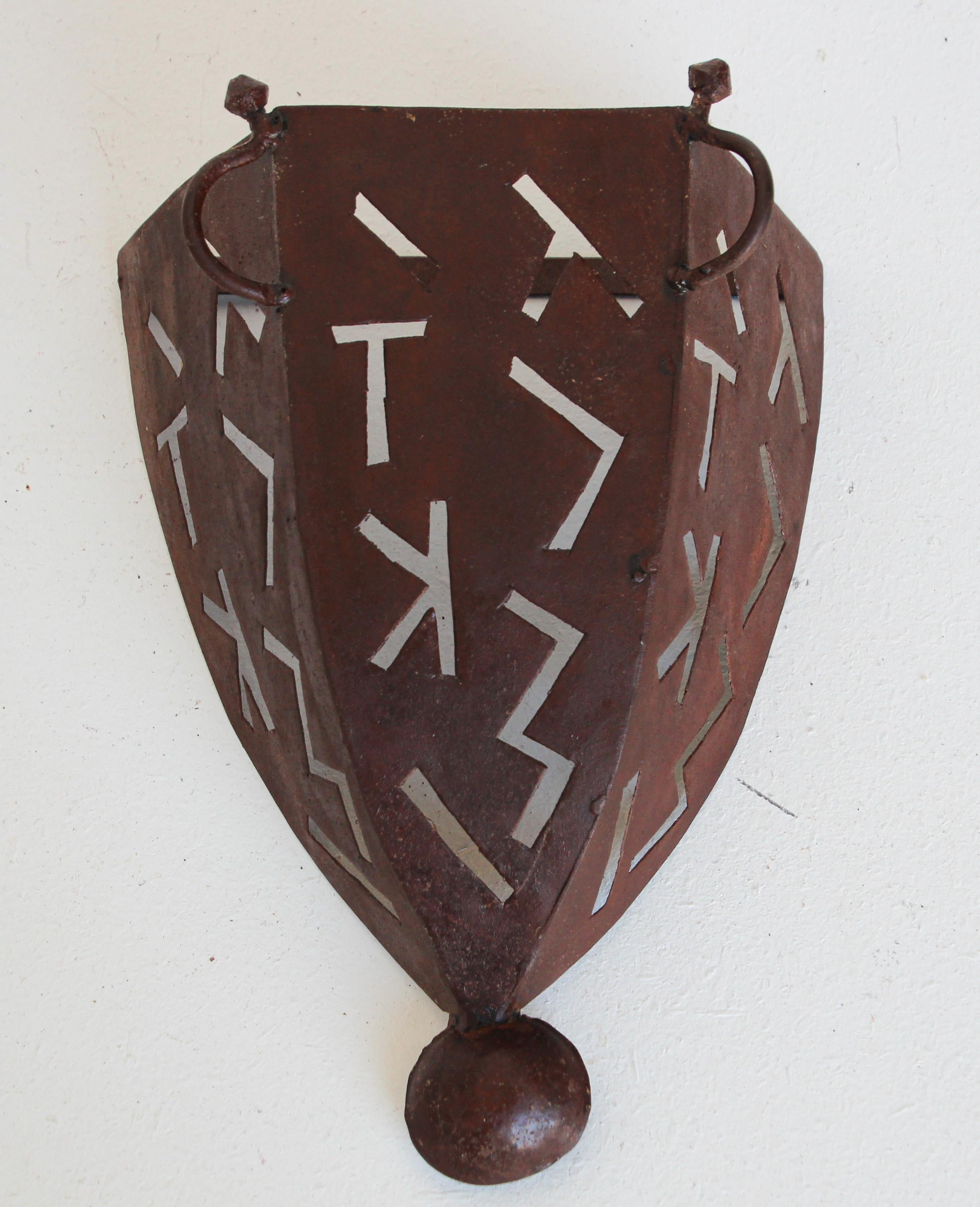 Moroccan African Art Metal Sconce In Good Condition For Sale In North Hollywood, CA